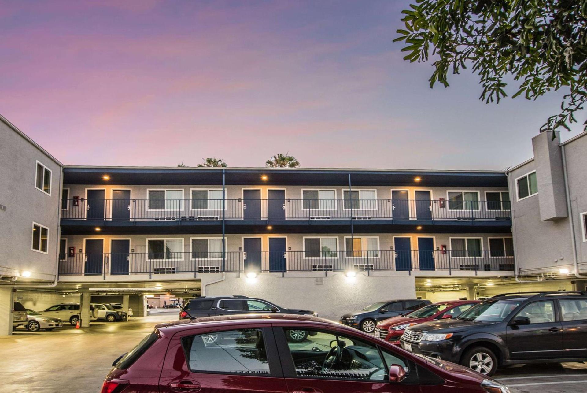 Travelodge by Wyndham Culver City photo 10