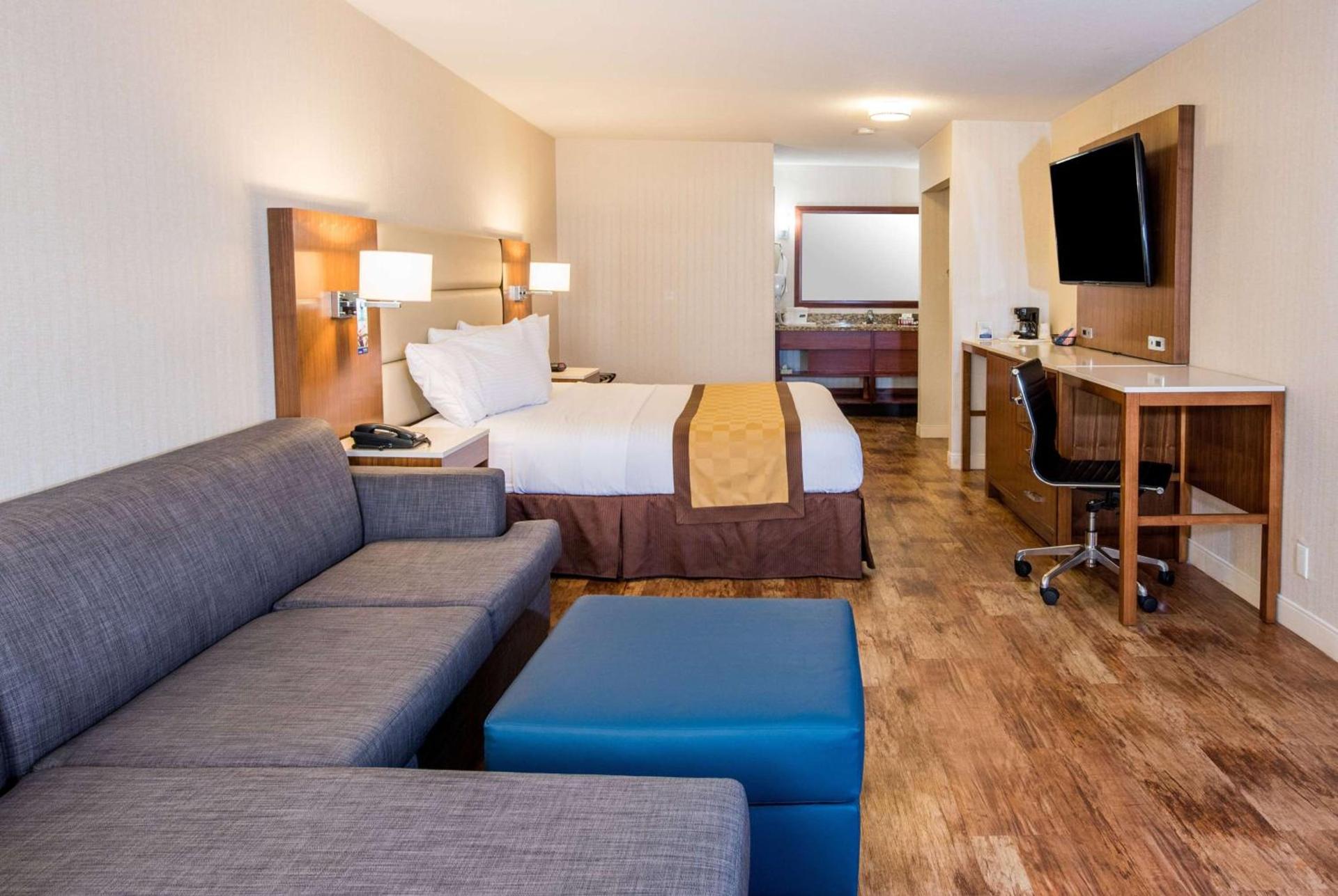 Travelodge by Wyndham Culver City photo 23