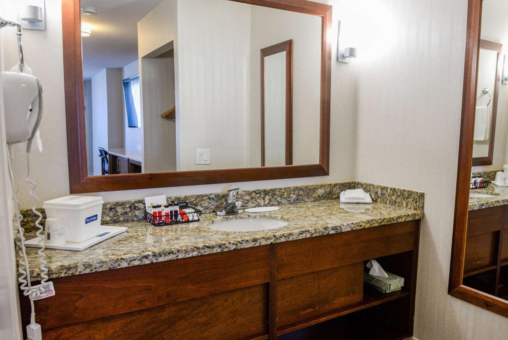 Travelodge by Wyndham Culver City photo 27
