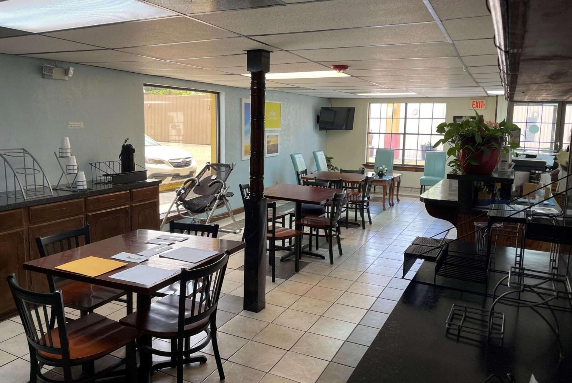 Executive Inn & Suites photo 2