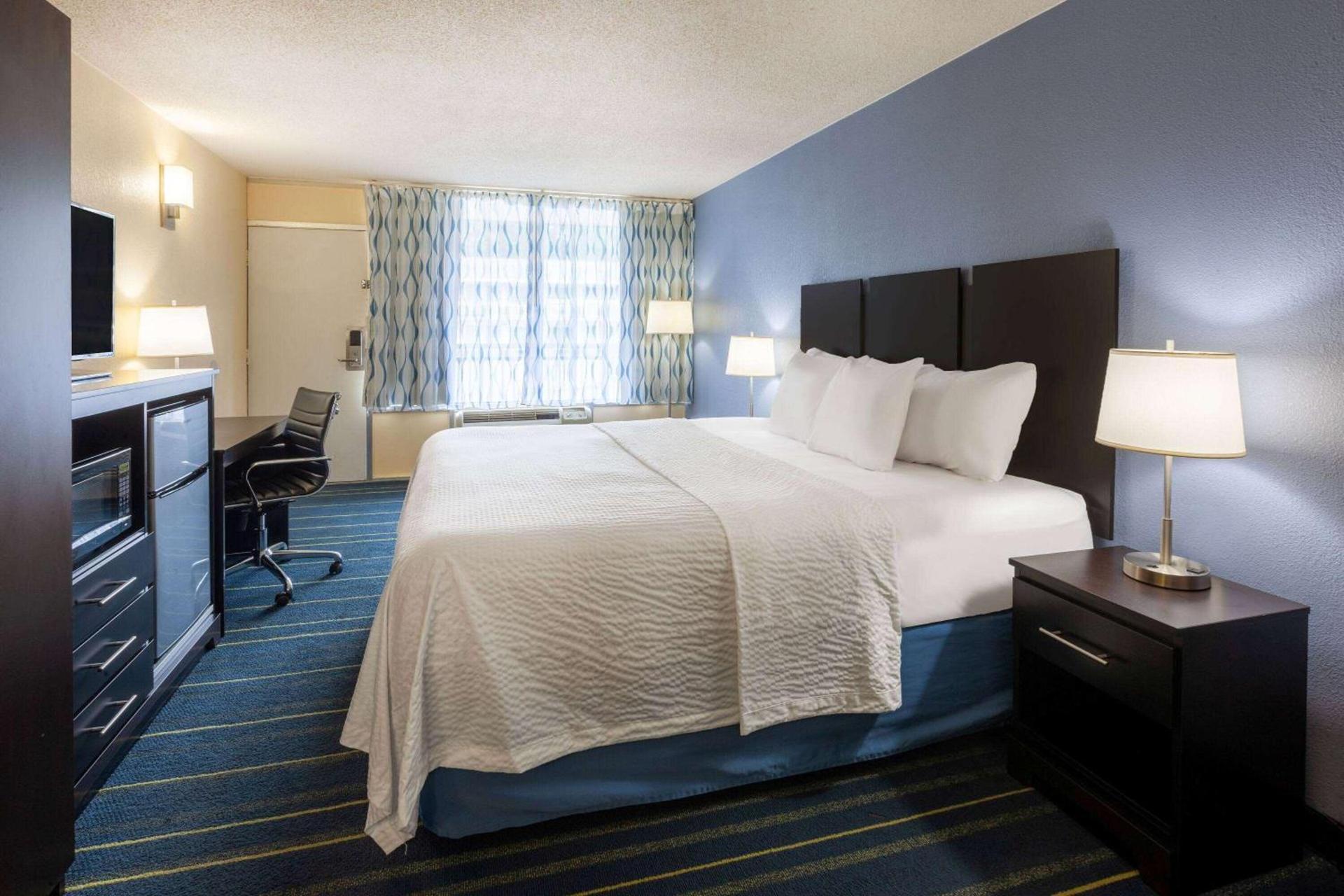 Days Inn by Wyndham Charles Town photo 9