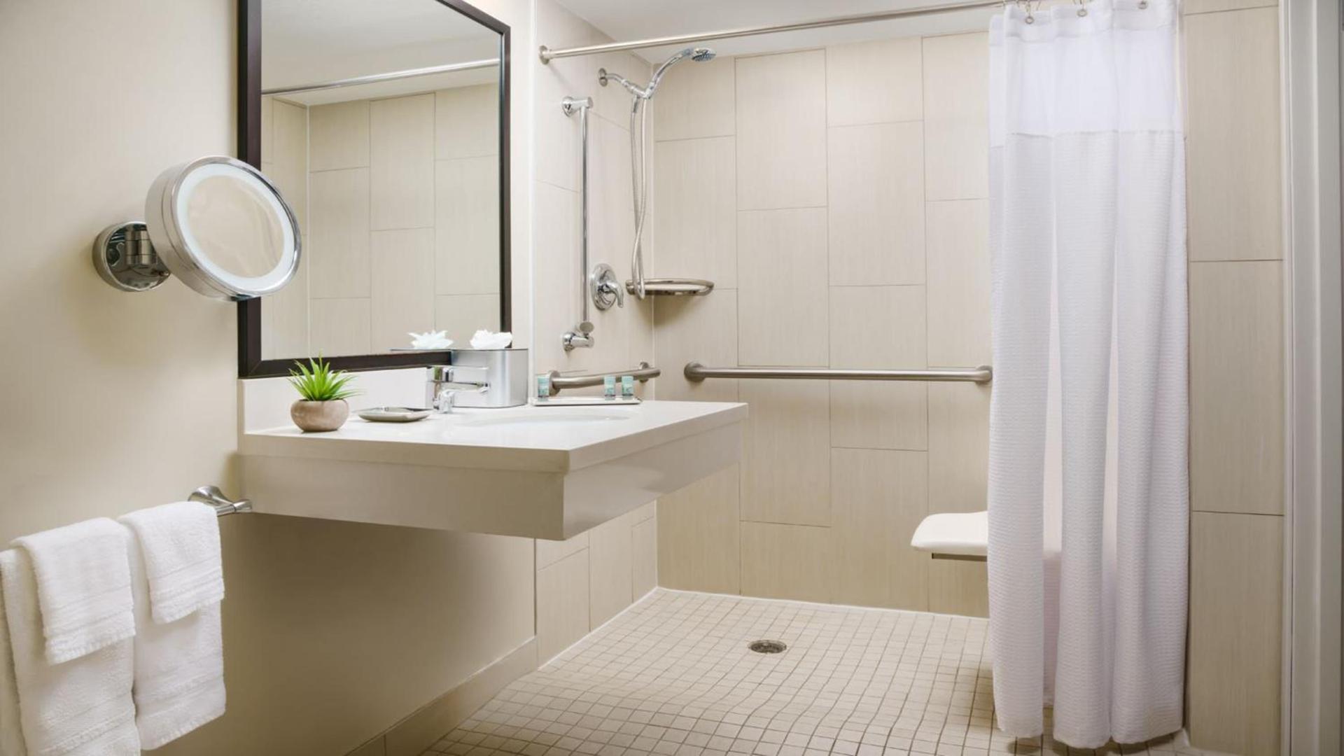 Crowne Plaza Phoenix Airport - PHX by IHG photo 41