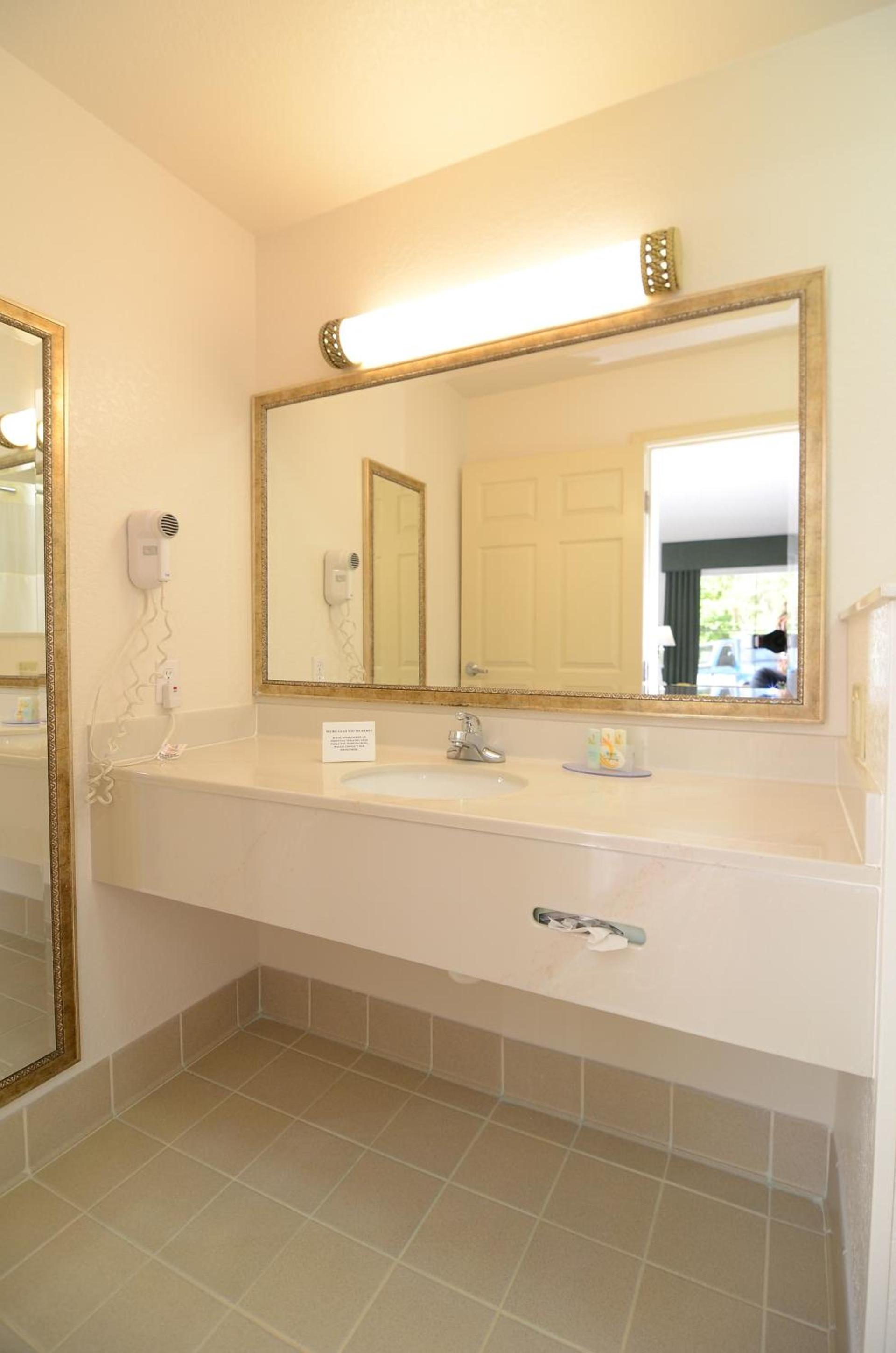 Quality Inn & Suites Biltmore East photo 18