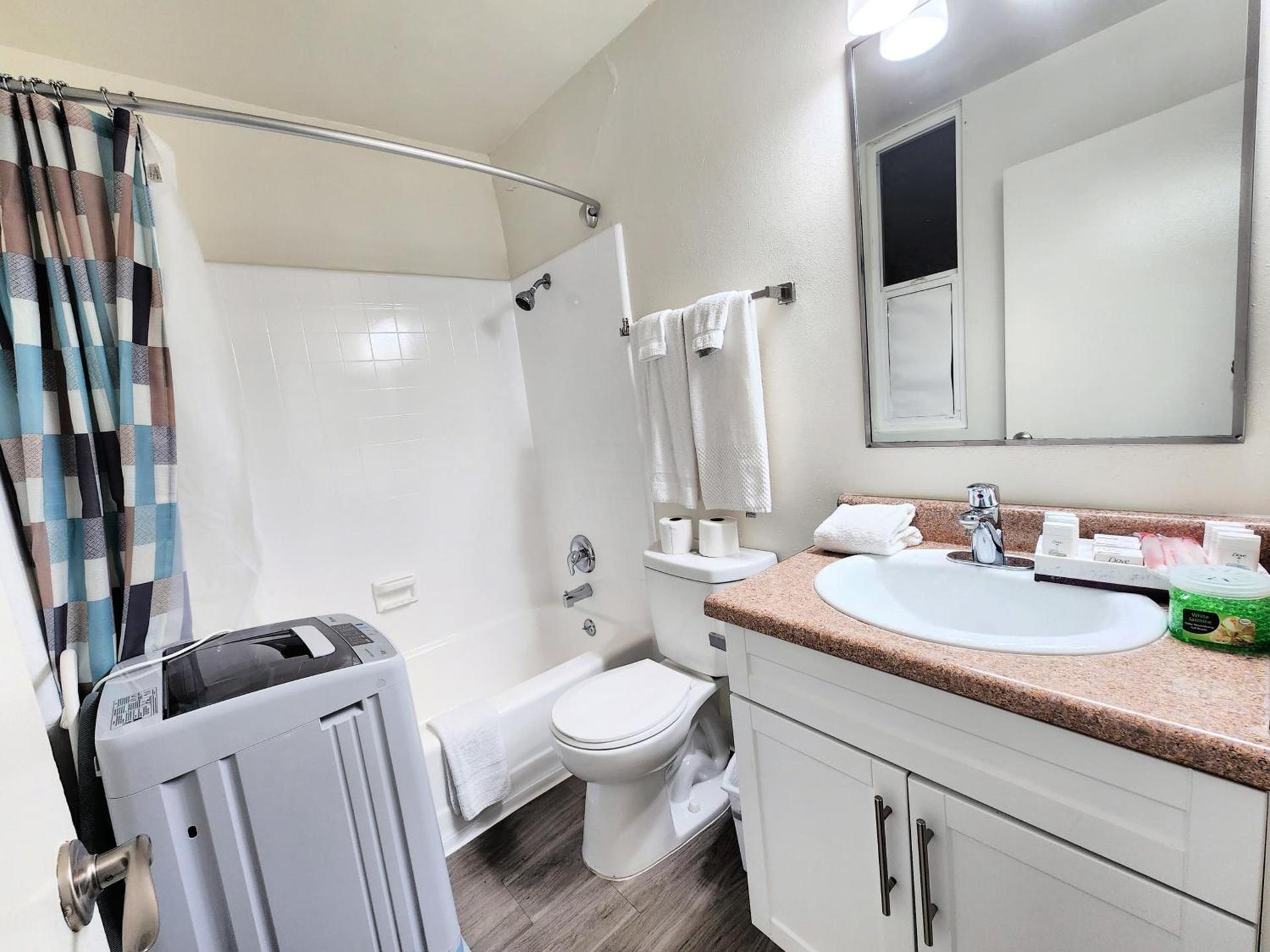 Hollywood Homes Free parking close to all things LA photo 7