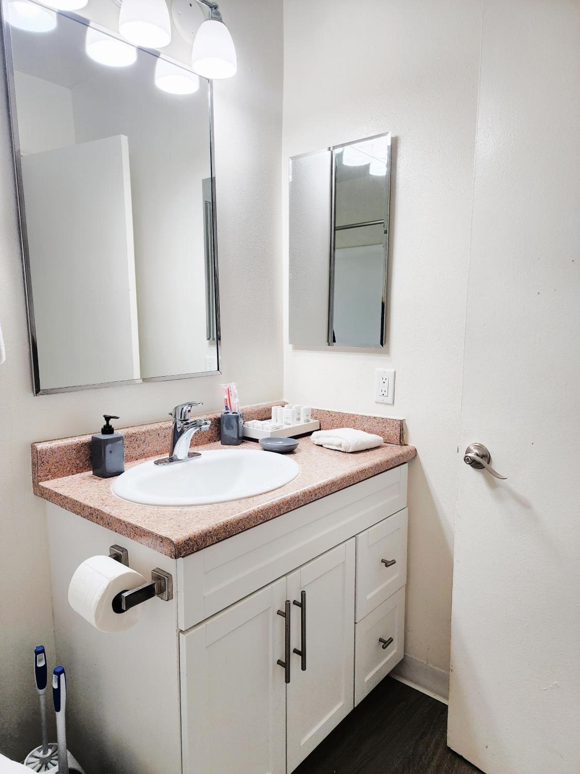 Hollywood Homes Free parking close to all things LA photo 4