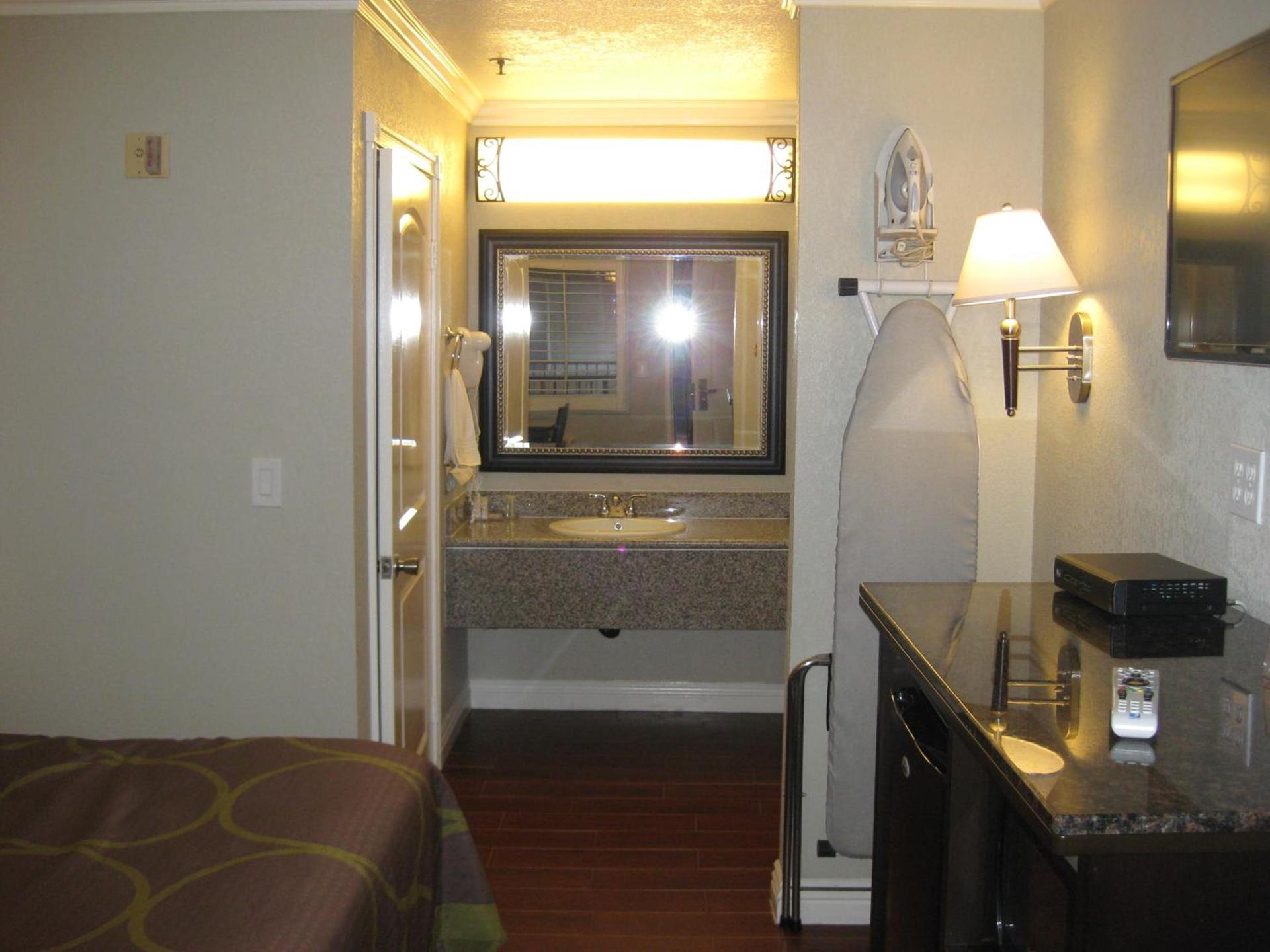 Super 8 by Wyndham Inglewood/LAX/LA Airport photo 49