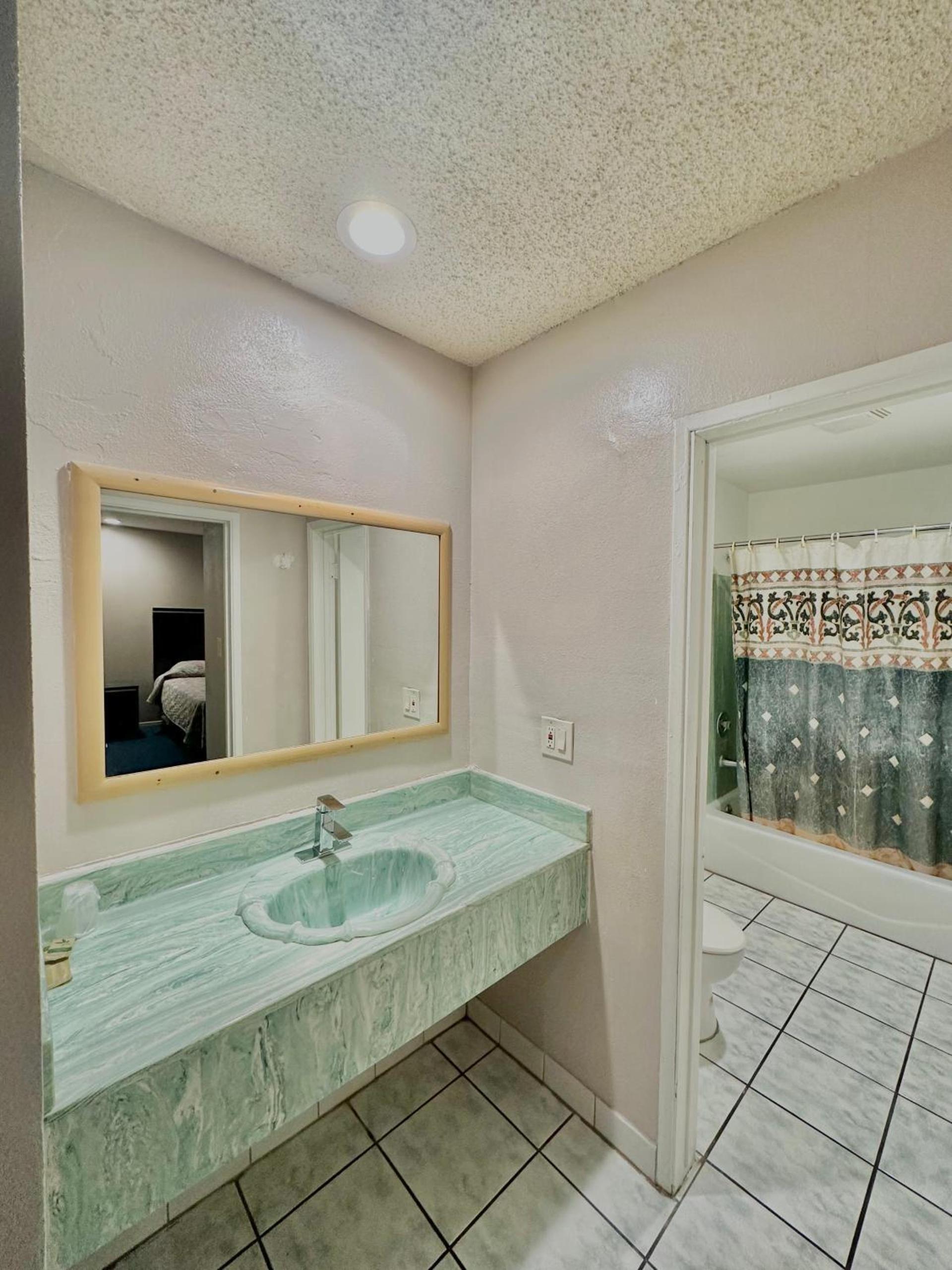 Tropic West Motel photo 3