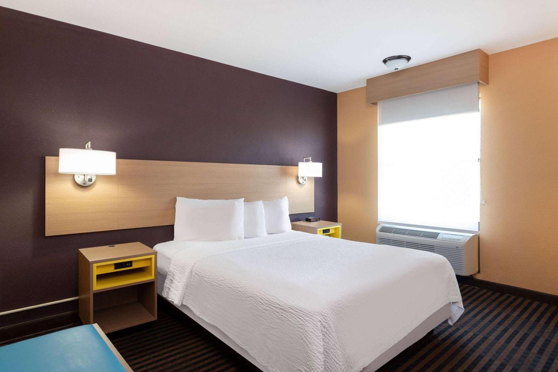 Days Inn by Wyndham Anderson IN photo 12