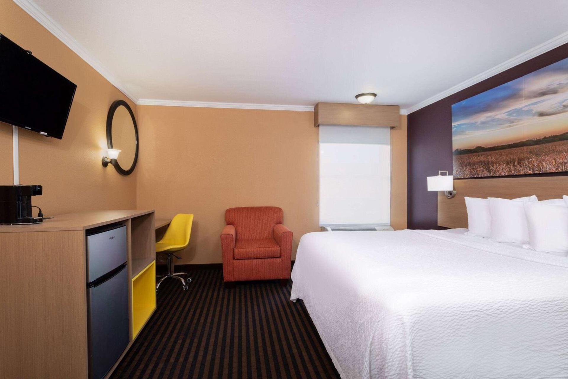 Days Inn by Wyndham Anderson IN photo 14
