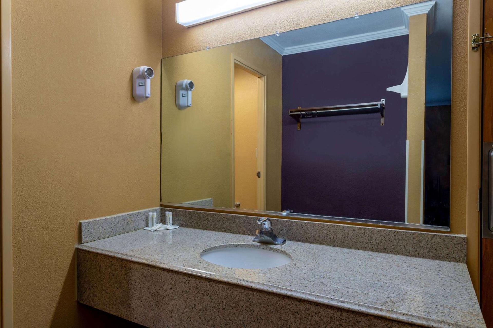 Days Inn by Wyndham Anderson IN photo 18