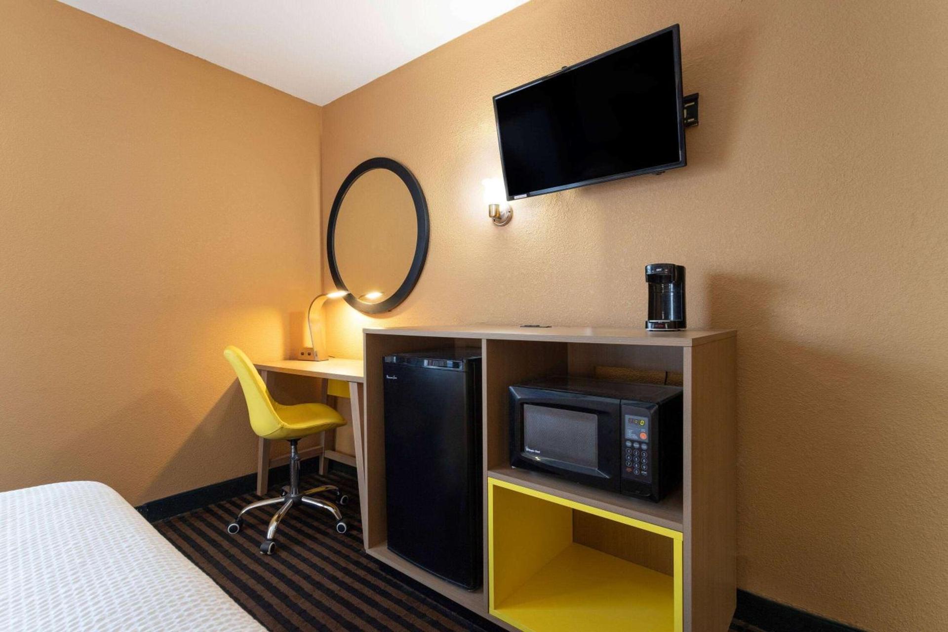 Days Inn by Wyndham Anderson IN photo 17