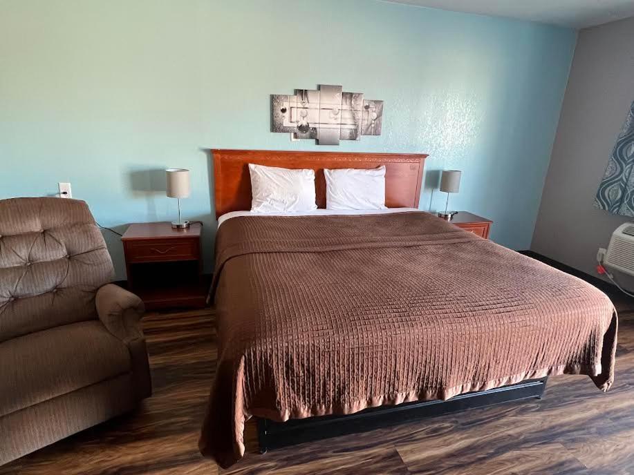 RIVERSIDE MOTEL photo 3