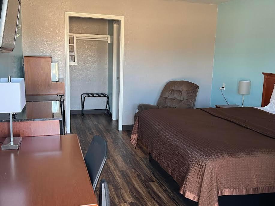 RIVERSIDE MOTEL photo 10