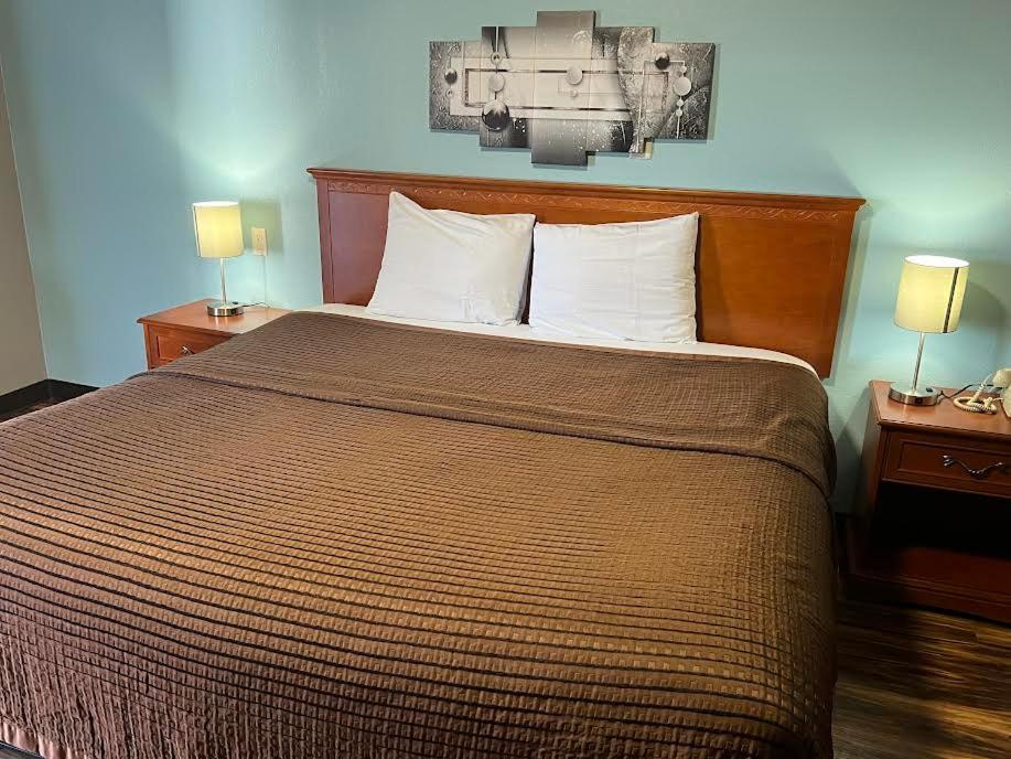 RIVERSIDE MOTEL photo 11