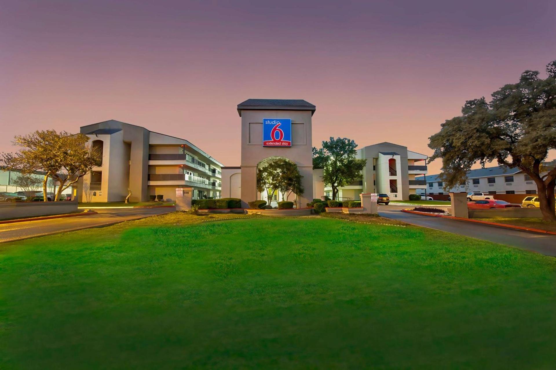 Studio 6-San Antonio, TX - Airport photo 1