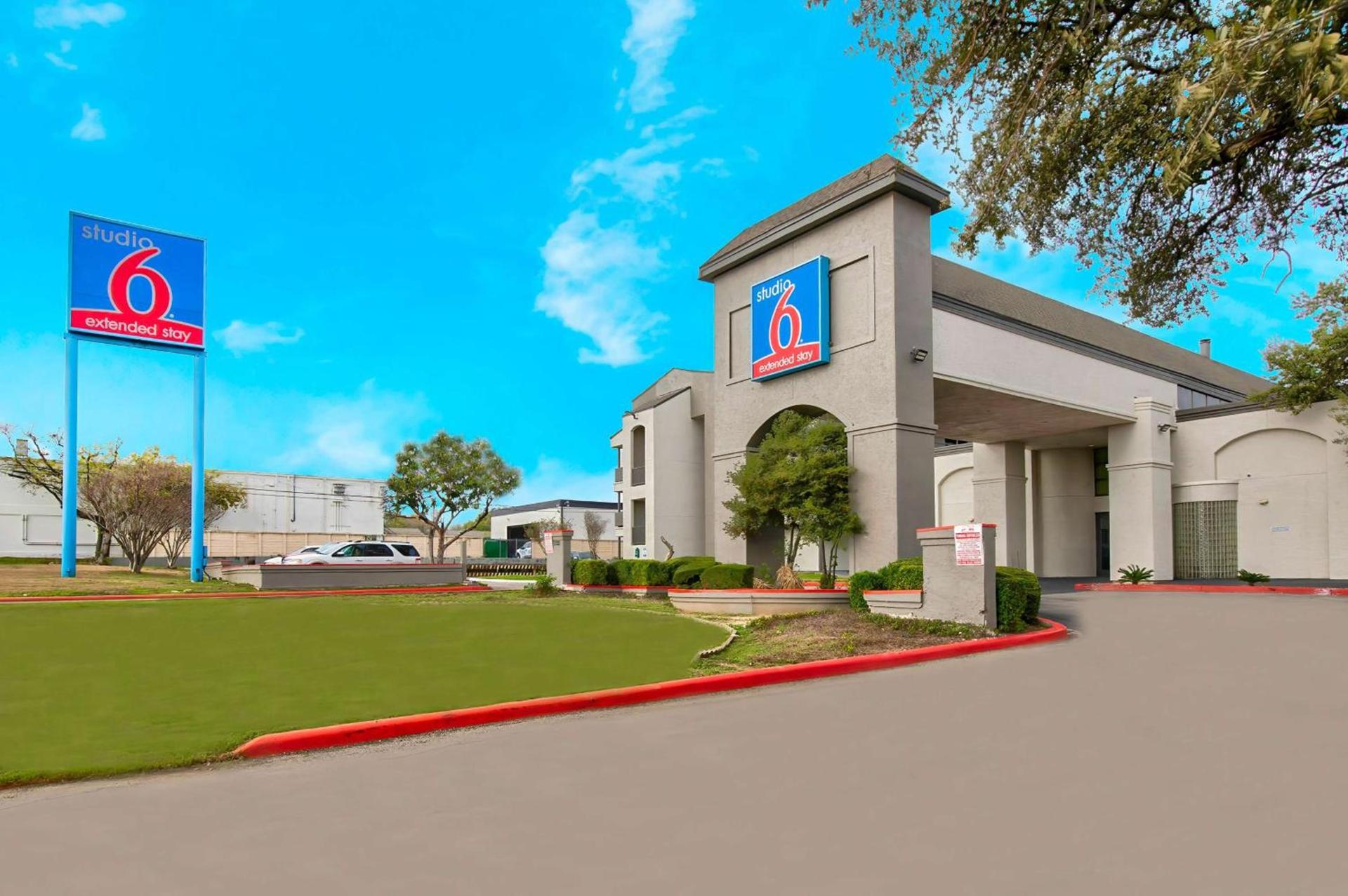 Studio 6-San Antonio, TX - Airport photo 3