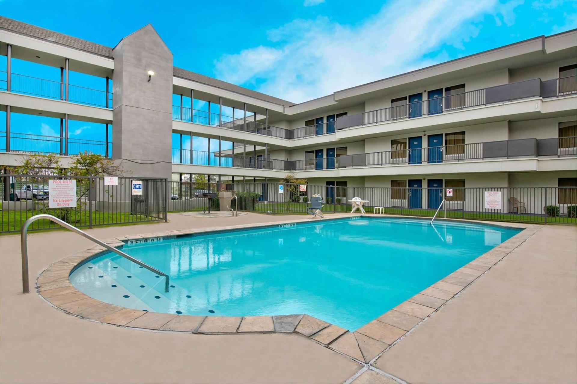 Studio 6-San Antonio, TX - Airport photo 4