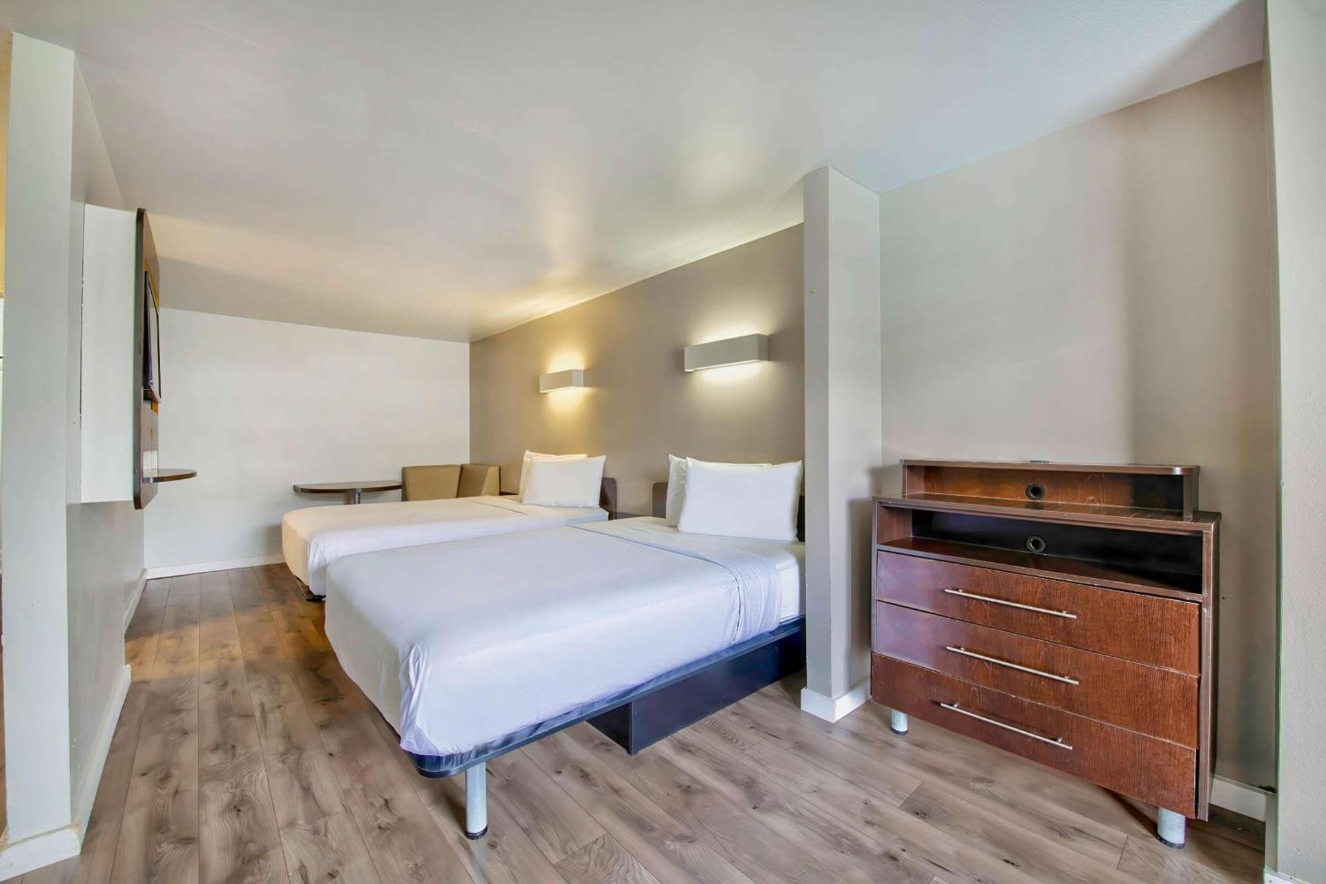 Studio 6-San Antonio, TX - Airport photo 8