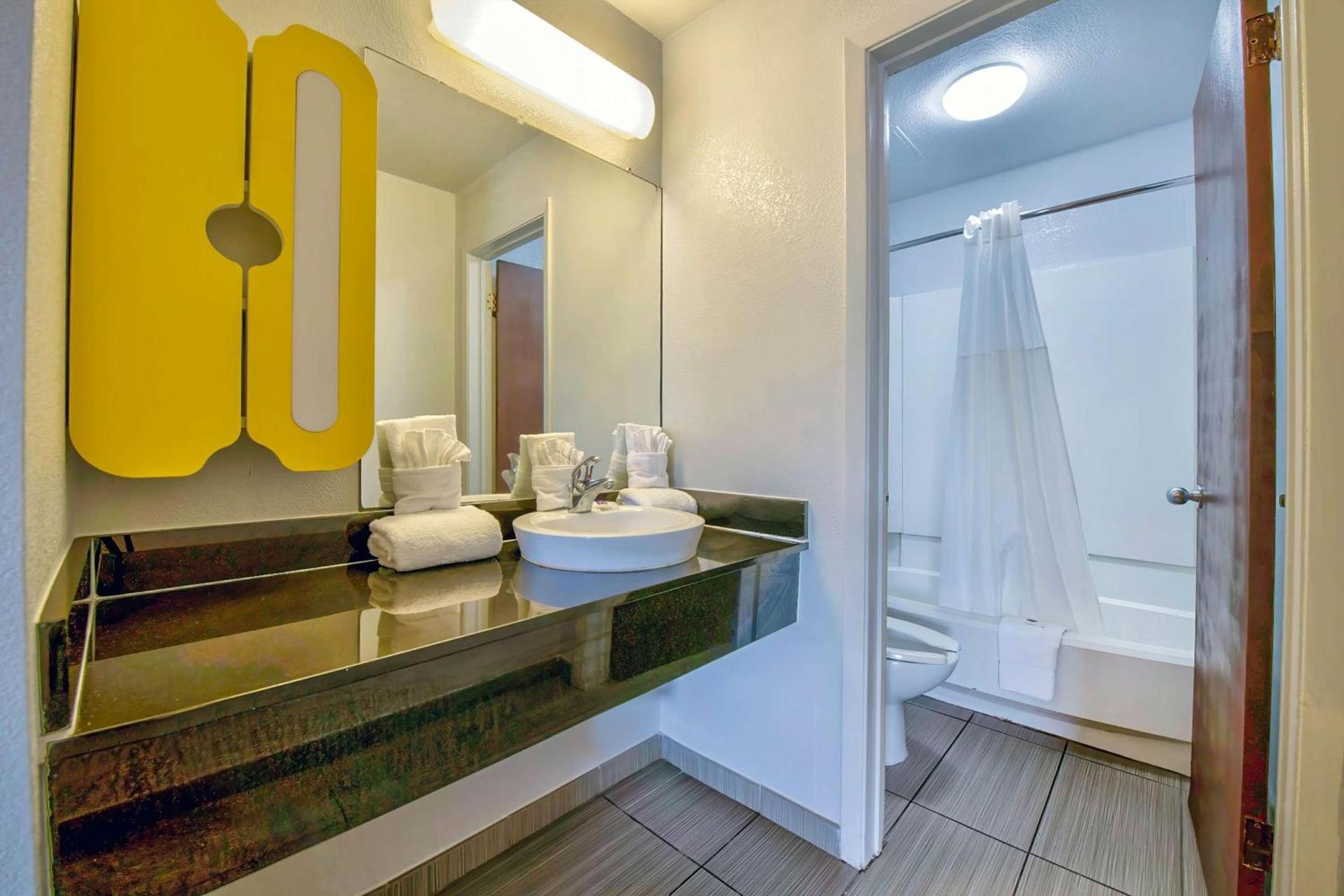 Studio 6-San Antonio, TX - Airport photo 2