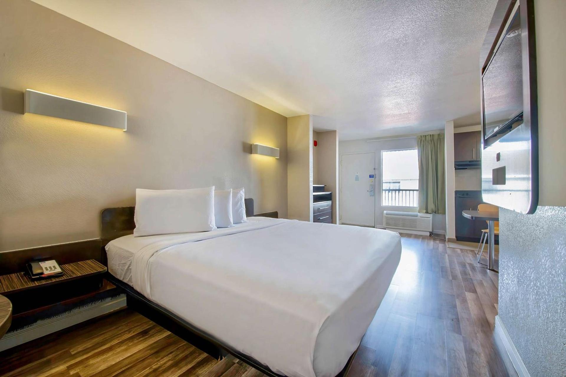 Studio 6-San Antonio, TX - Airport photo 17