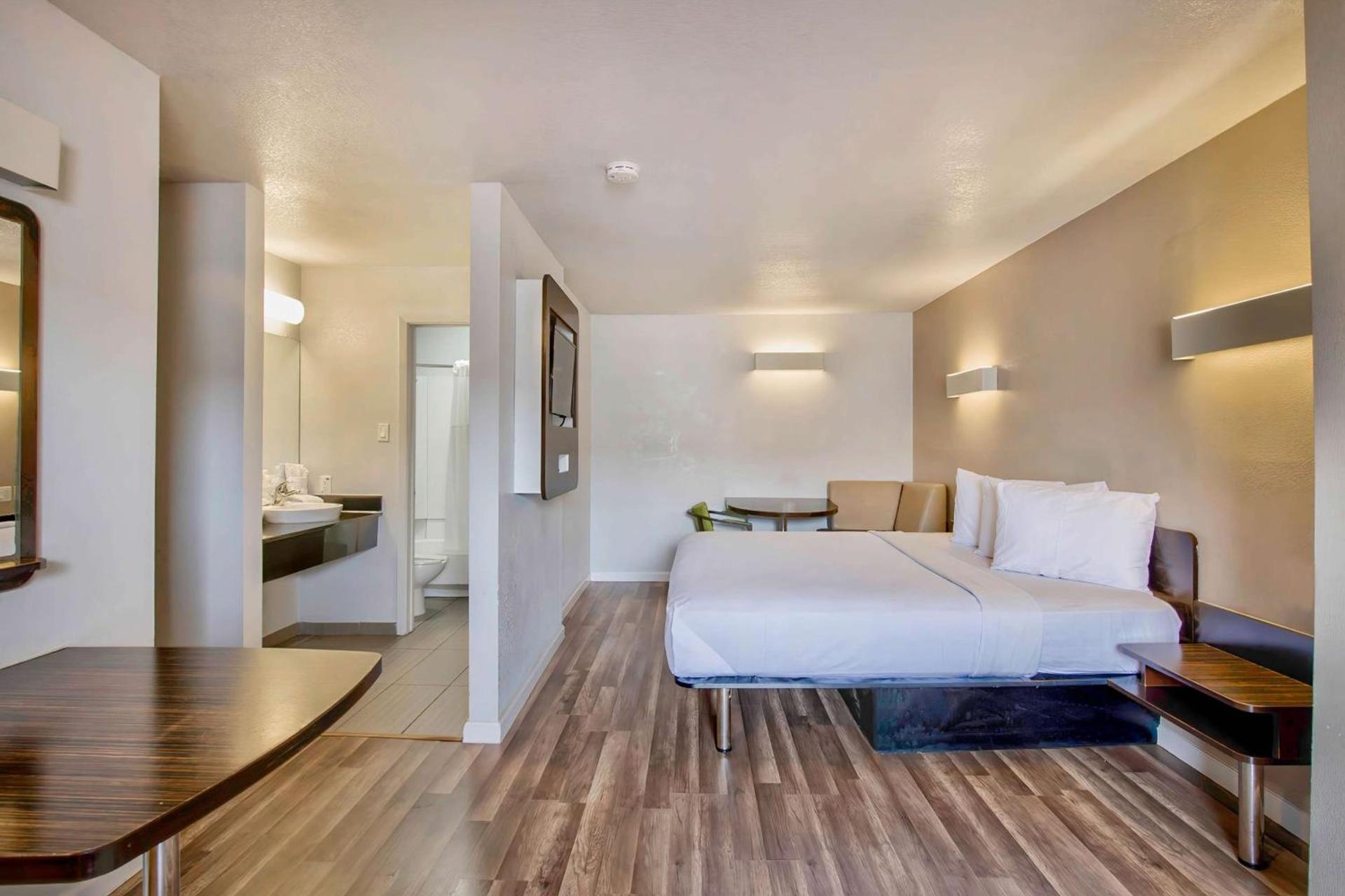 Studio 6-San Antonio, TX - Airport photo 15