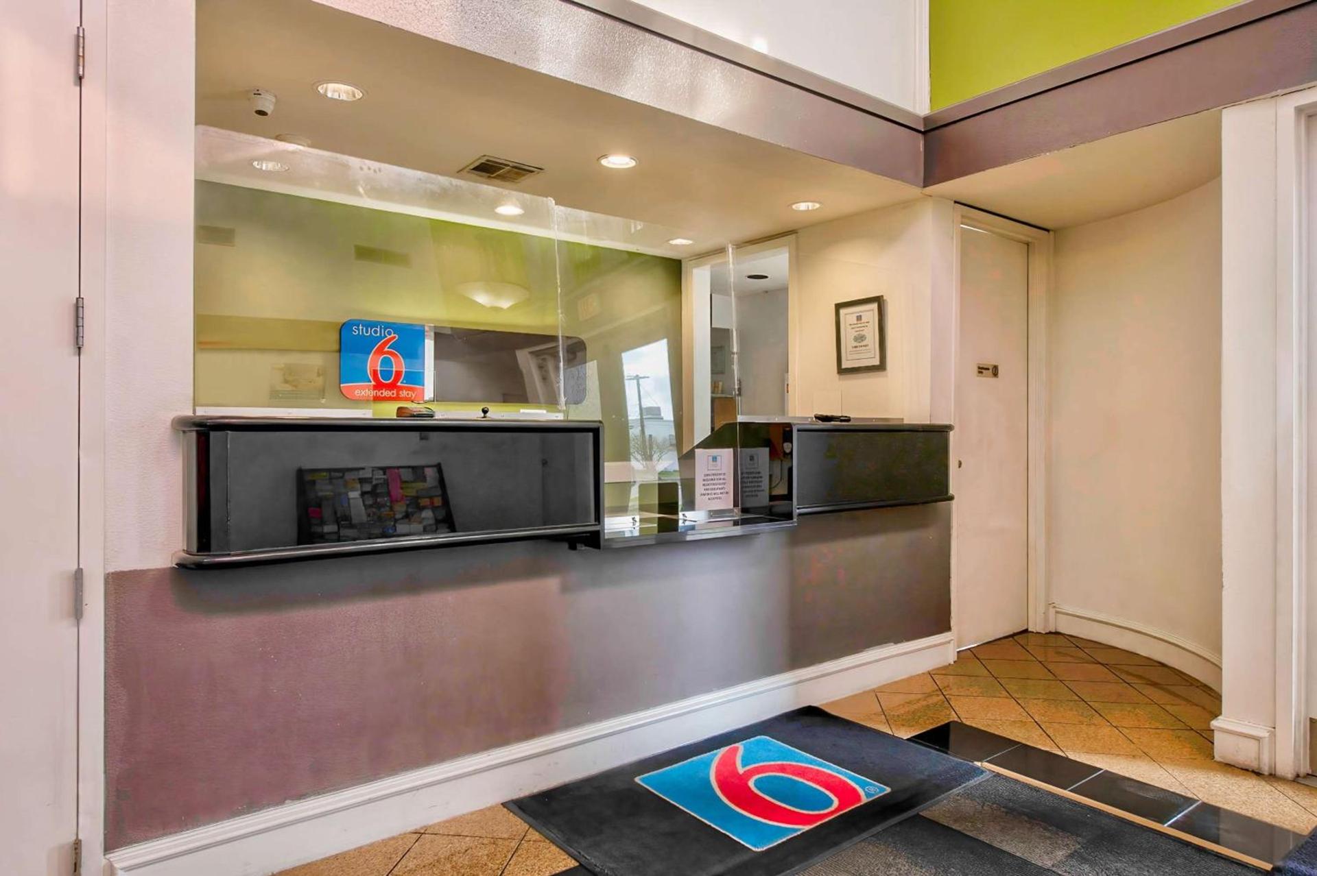 Studio 6-San Antonio, TX - Airport photo 24