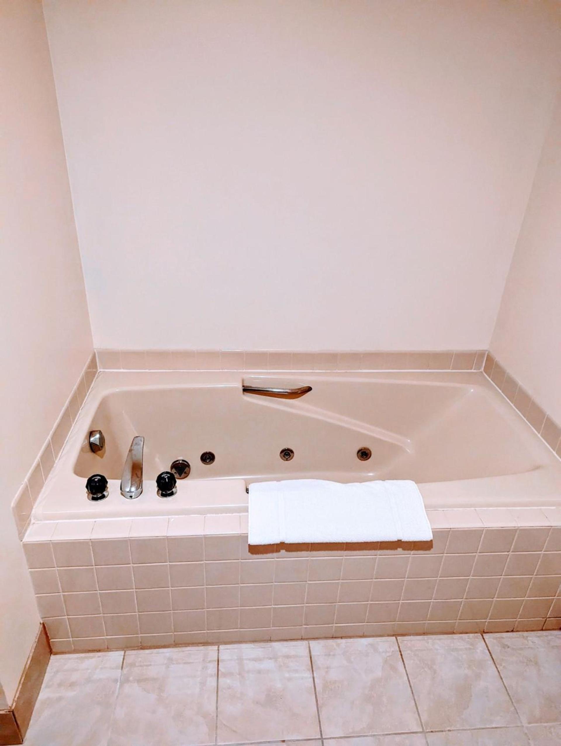 Woodfield Inn and Suites photo 20