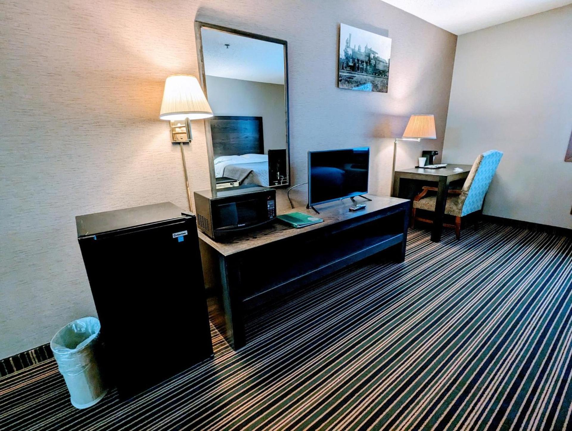 Woodfield Inn and Suites photo 22