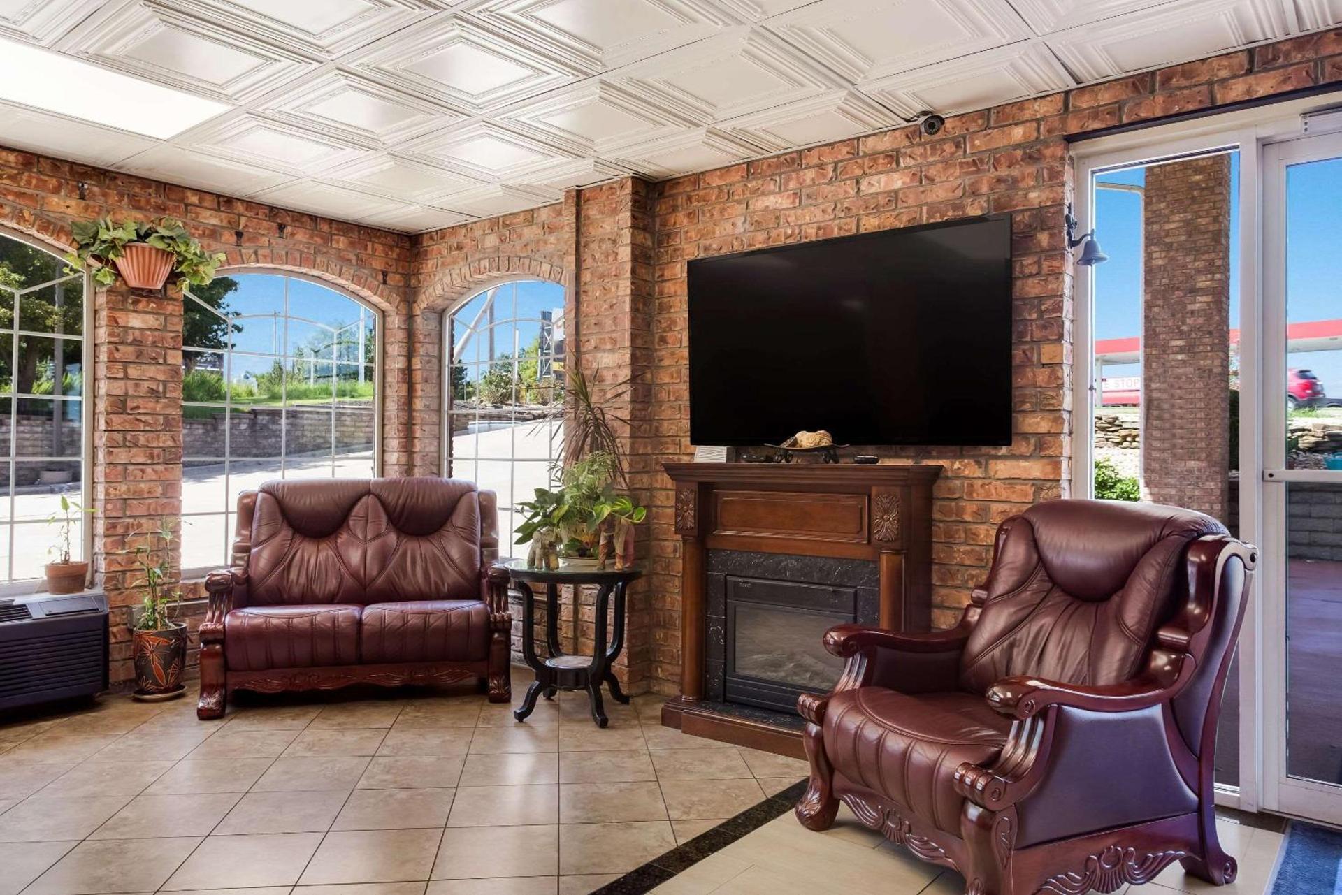 Rodeway Inn Branson, Brick House photo 6