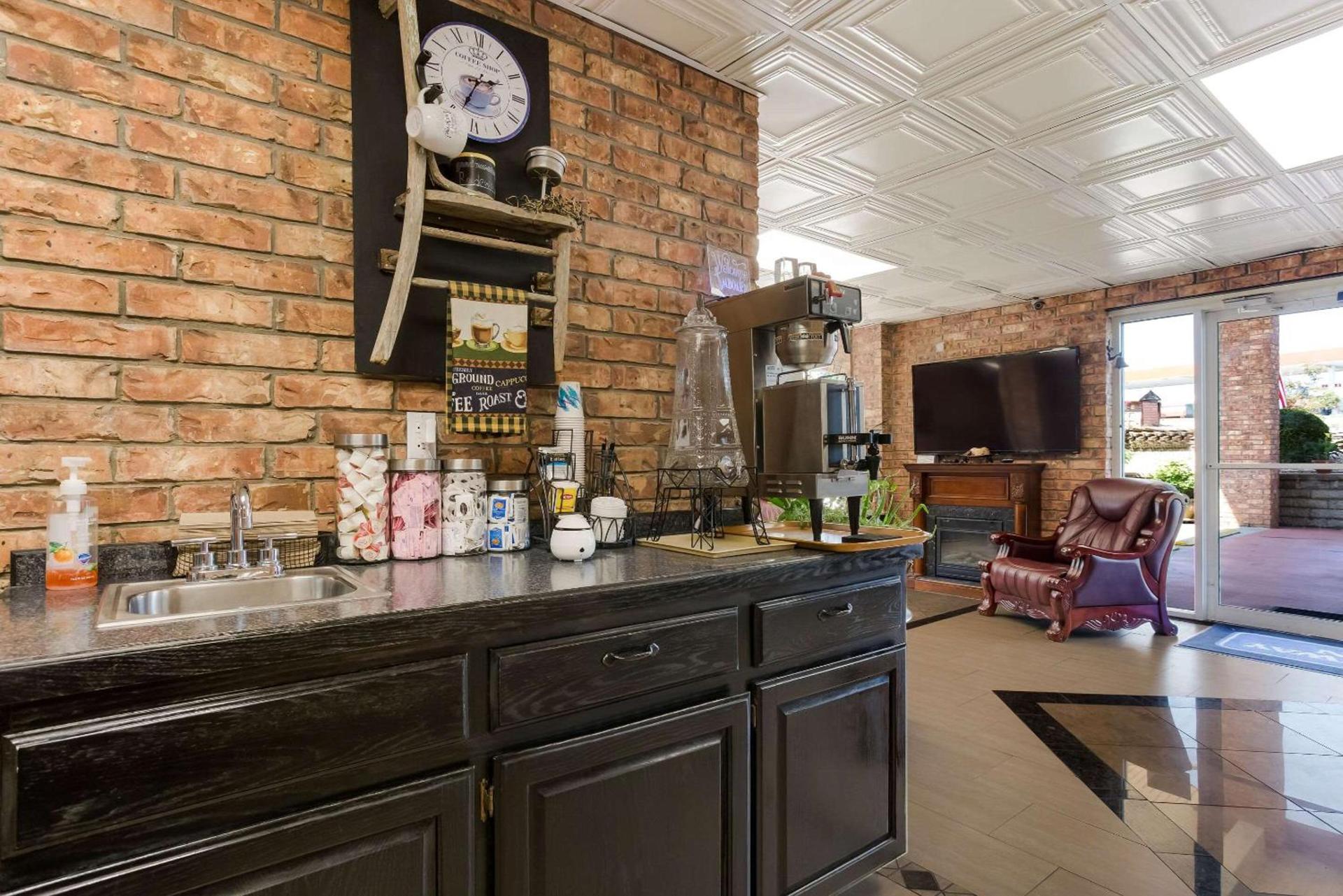 Rodeway Inn Branson, Brick House photo 8