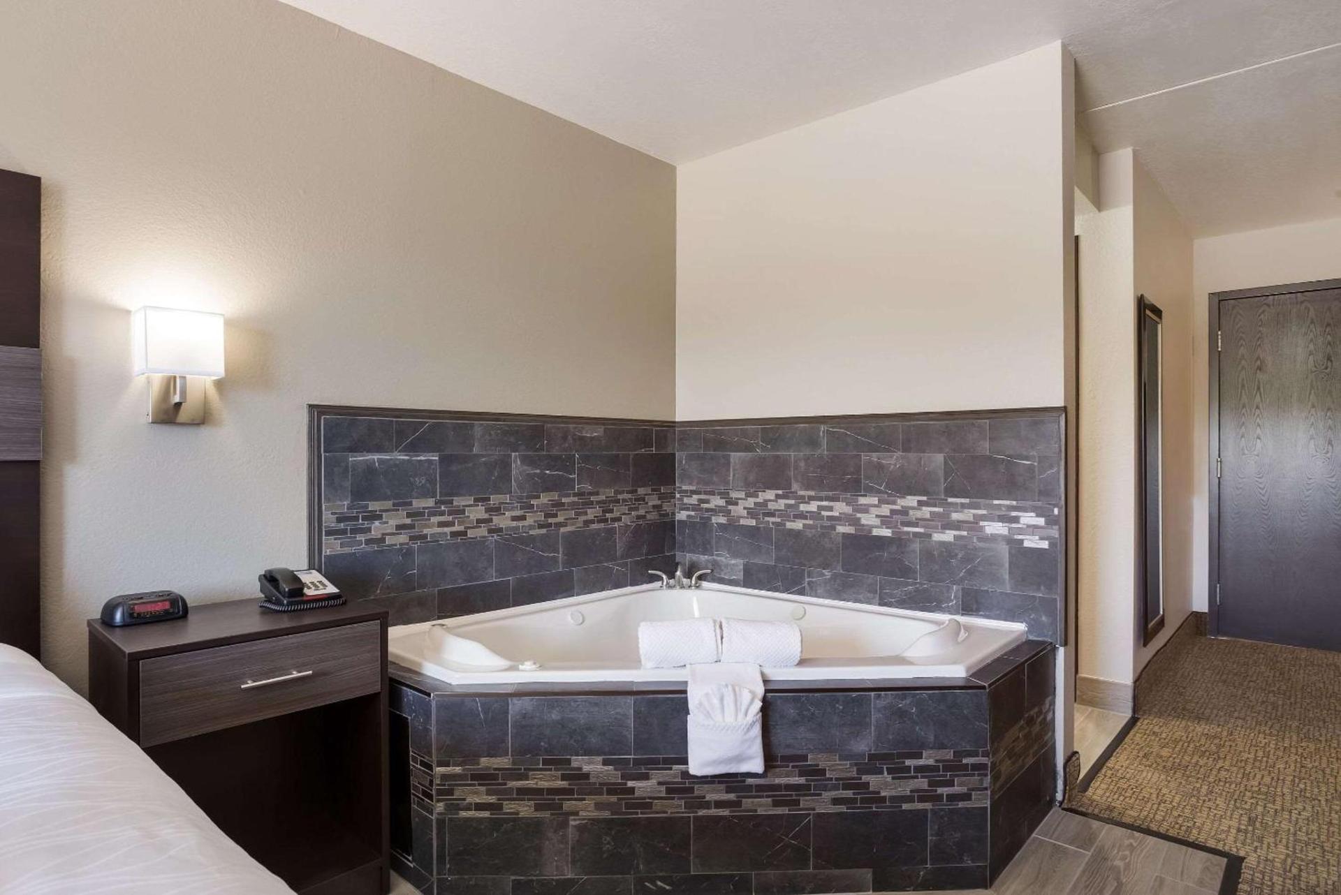Rodeway Inn Branson, Brick House photo 10