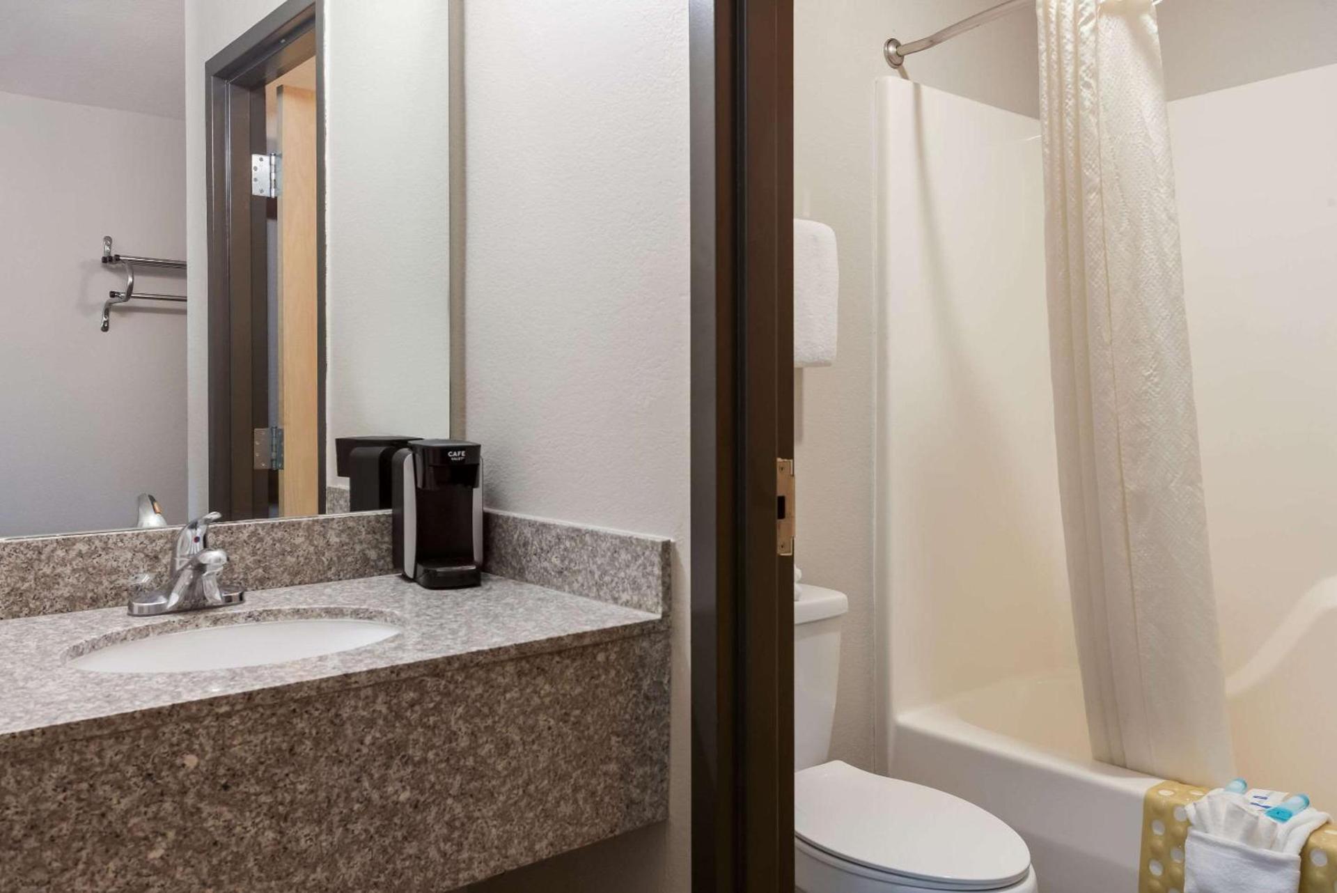 Rodeway Inn Branson, Brick House photo 13