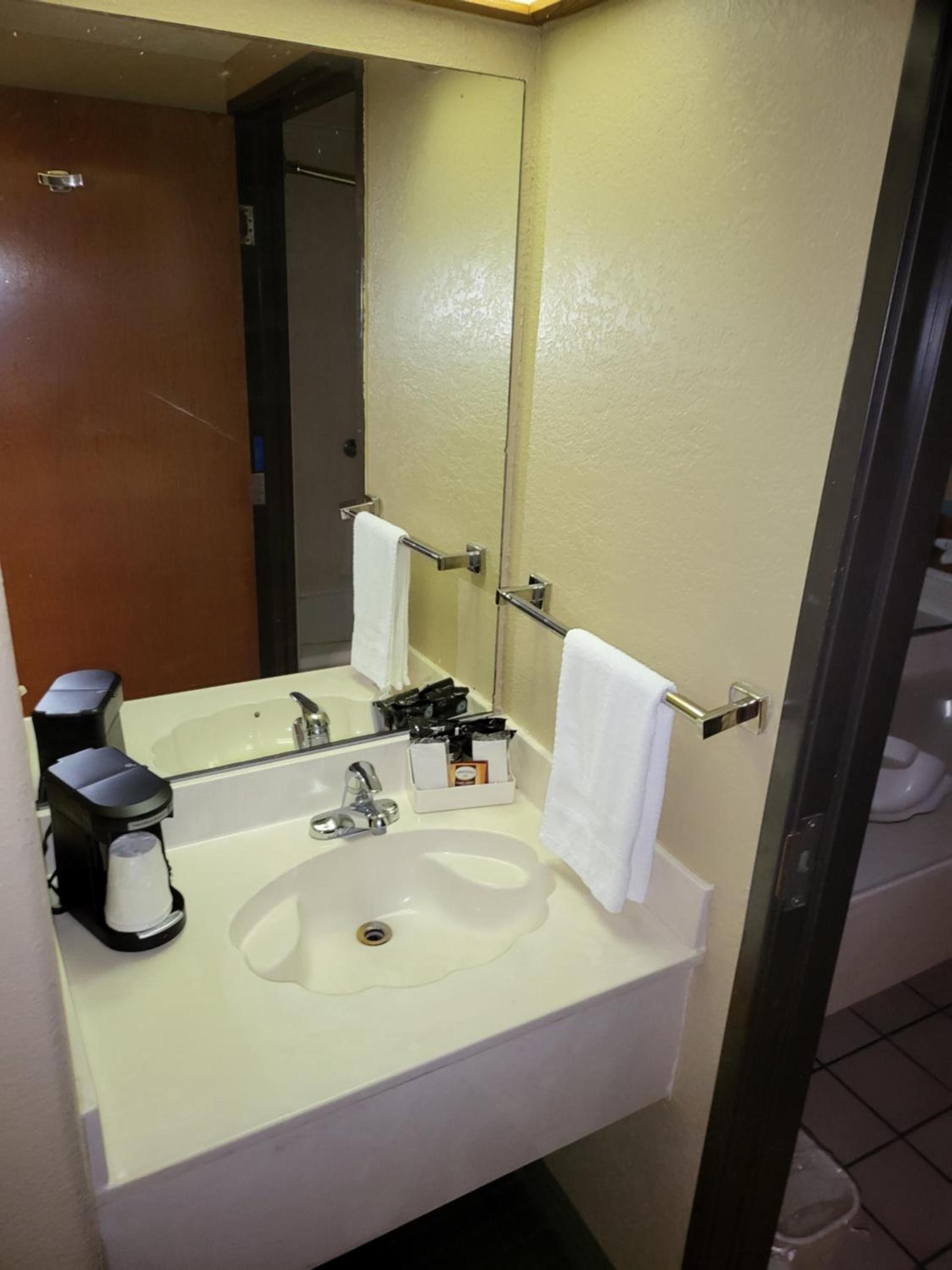 Americas Best Value Inn Pharr/McAllen photo 43