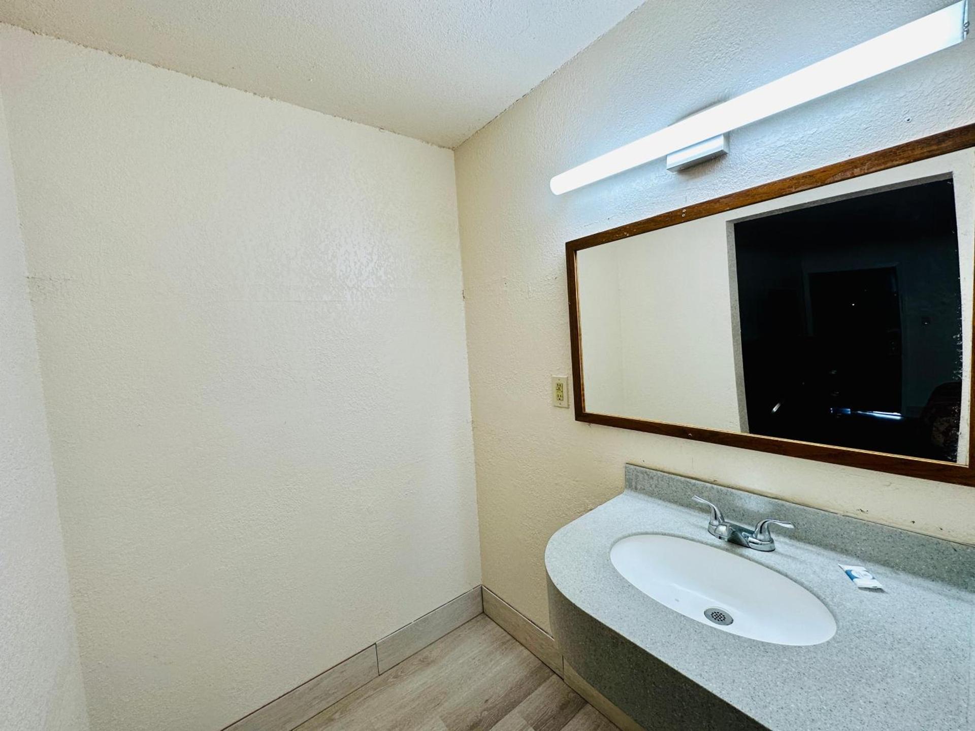 Economy Inn photo 3