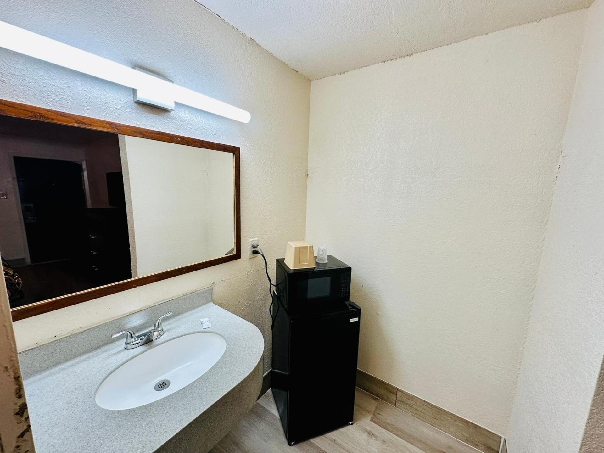 Economy Inn photo 7