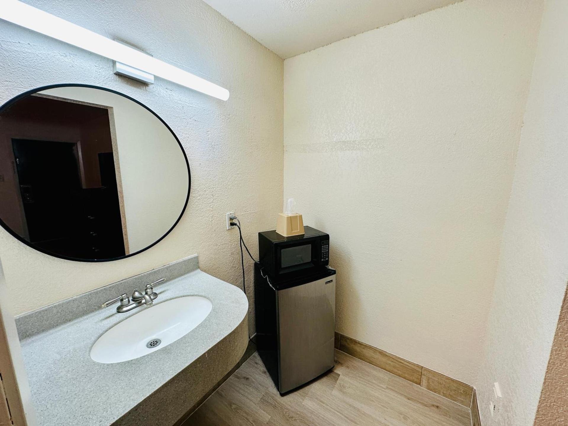 Economy Inn photo 10