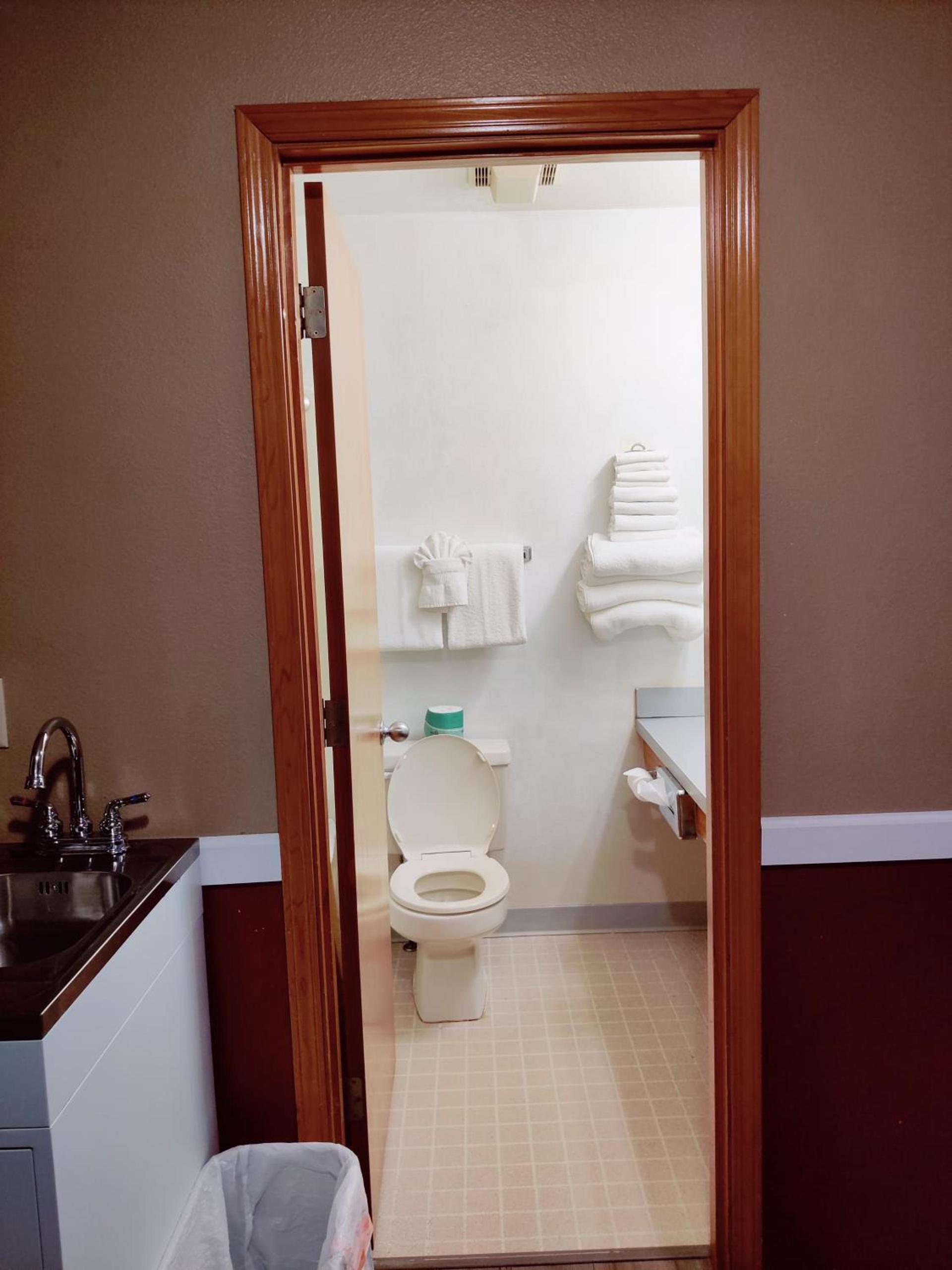 Hillcrest Inn photo 86