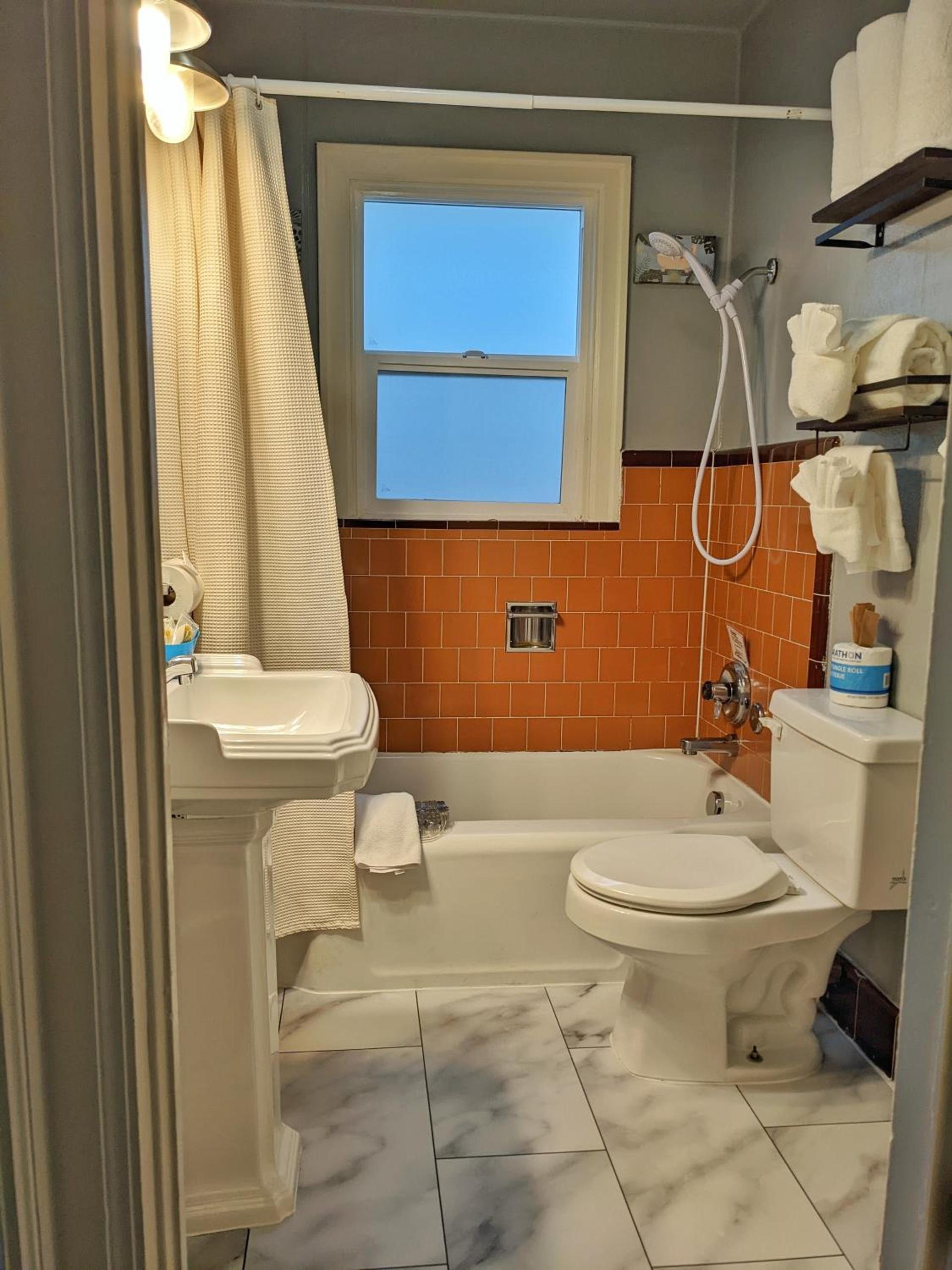 Hillcrest Inn photo 88