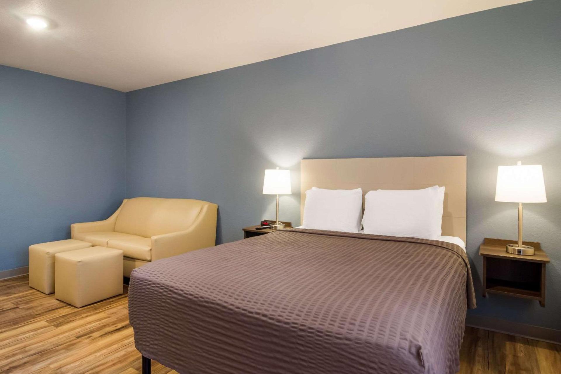 WoodSpring Suites Jacksonville - South photo 17