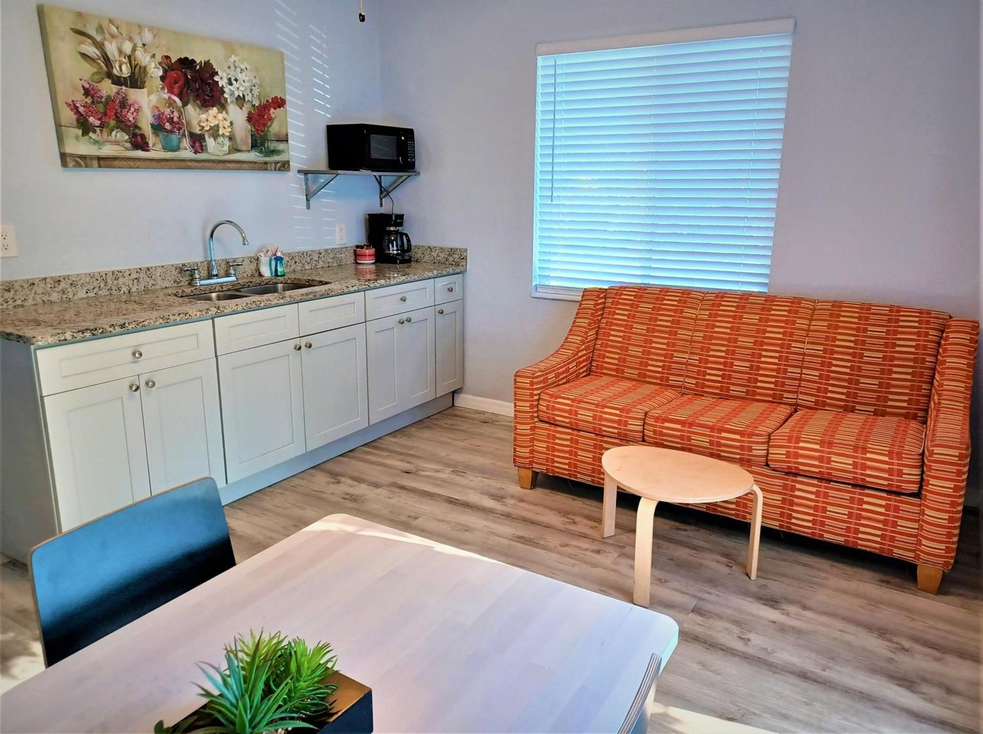 Johns Pass Beach Motel photo 51