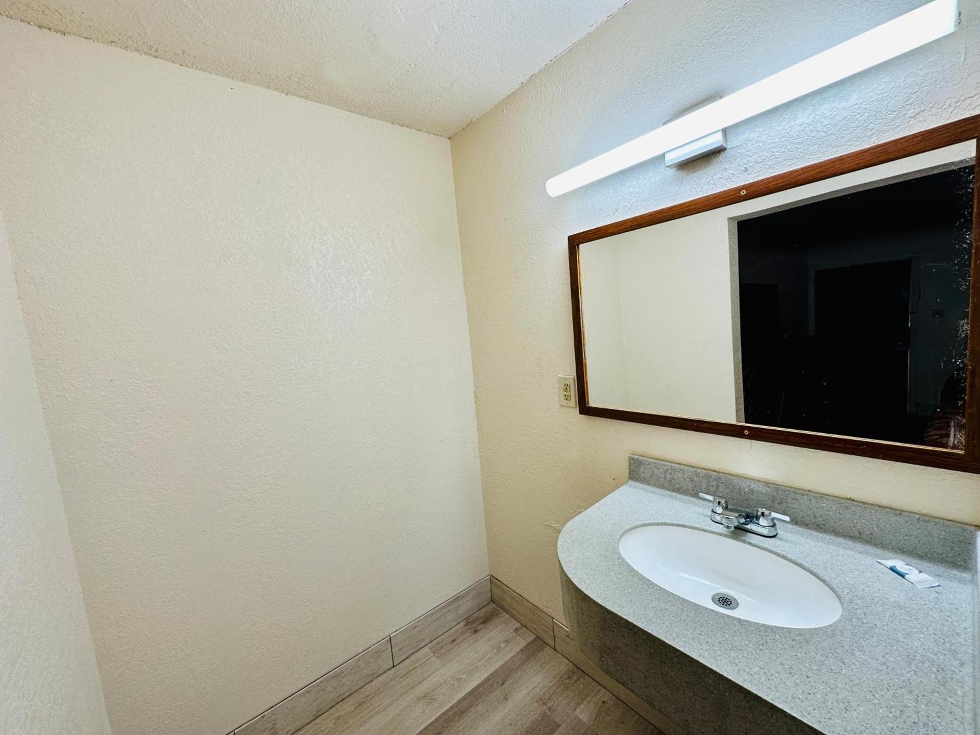 Economy Inn photo 15