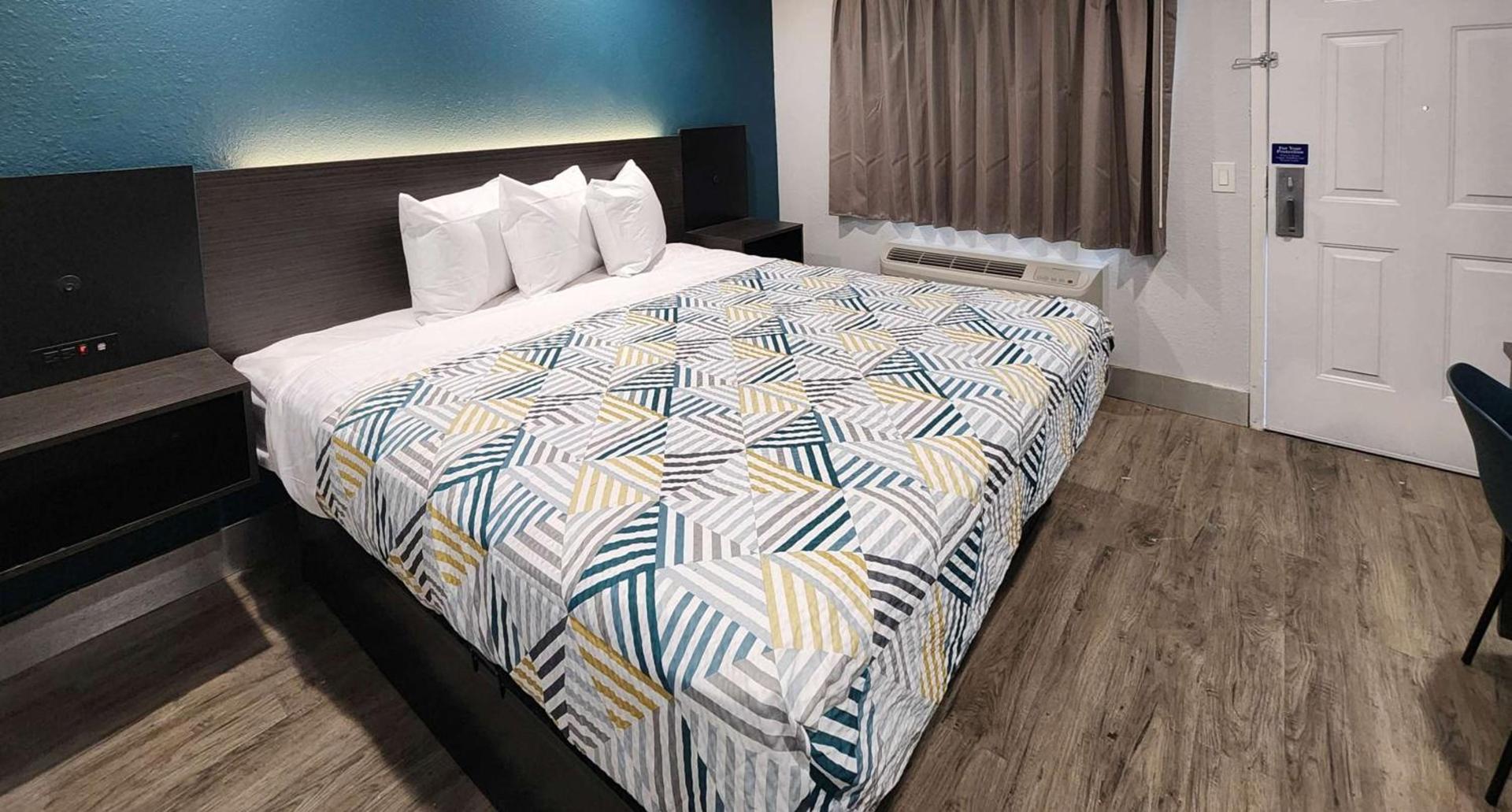 Studio 6 Suites San Ysidro CA San Diego South Bay photo 4