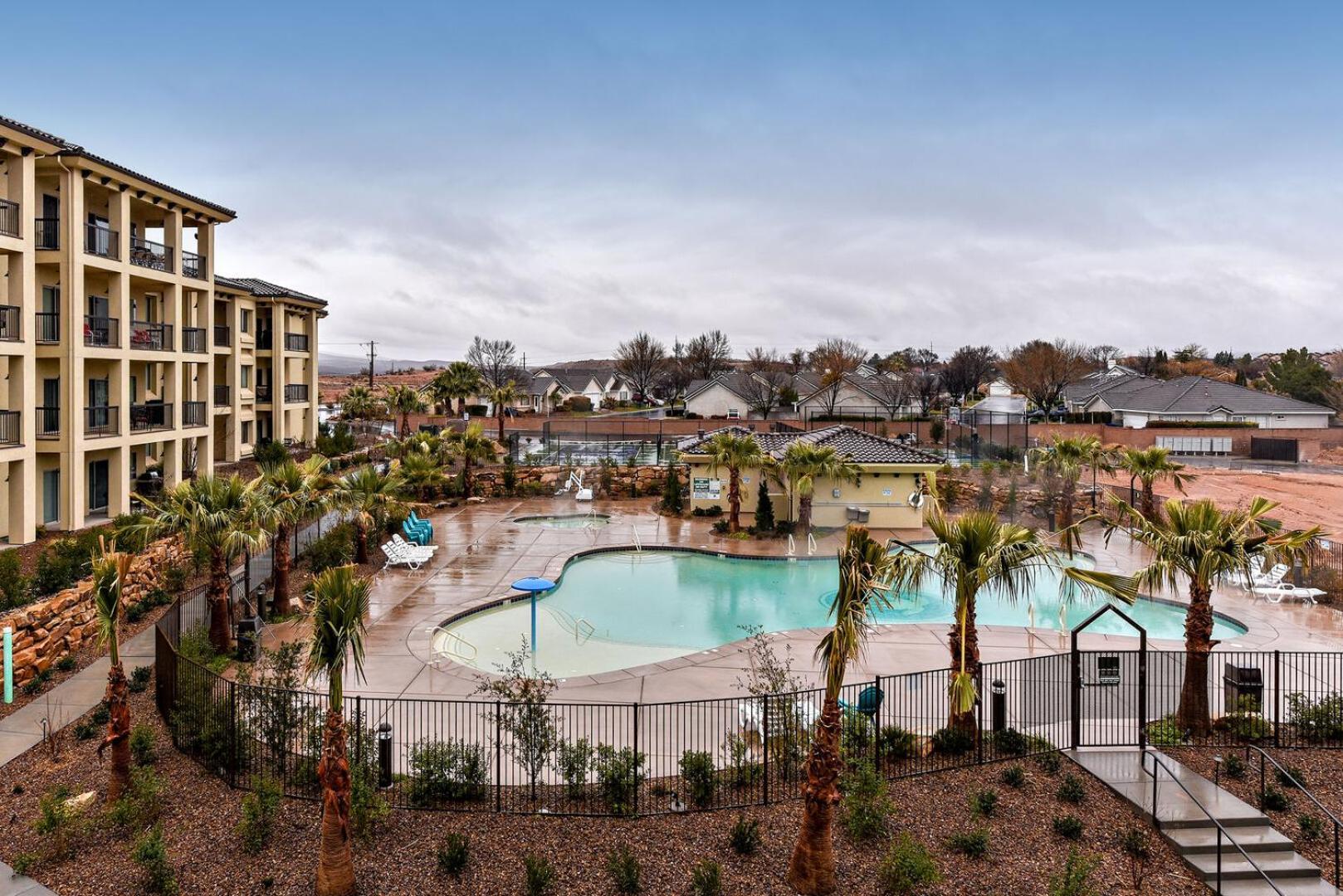 S302-Snow Canyon Suite-Third Floor 4-bedroom Pool View photo 27