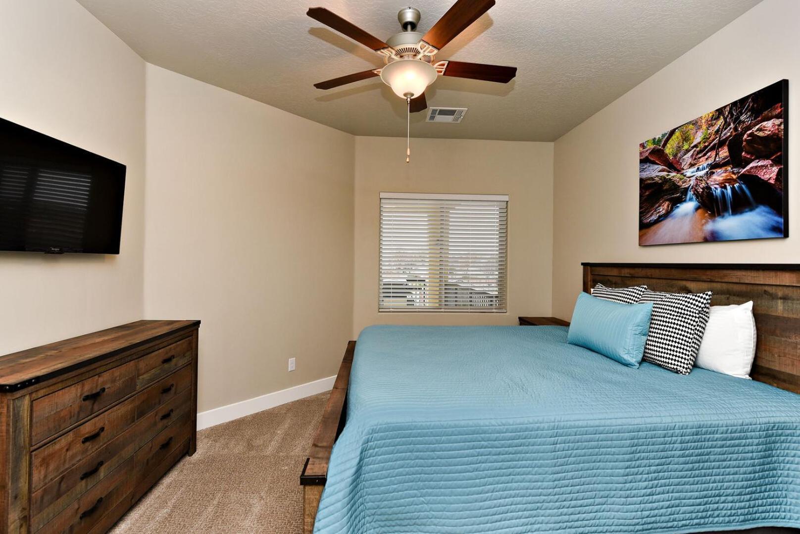 S302-Snow Canyon Suite-Third Floor 4-bedroom Pool View photo 17