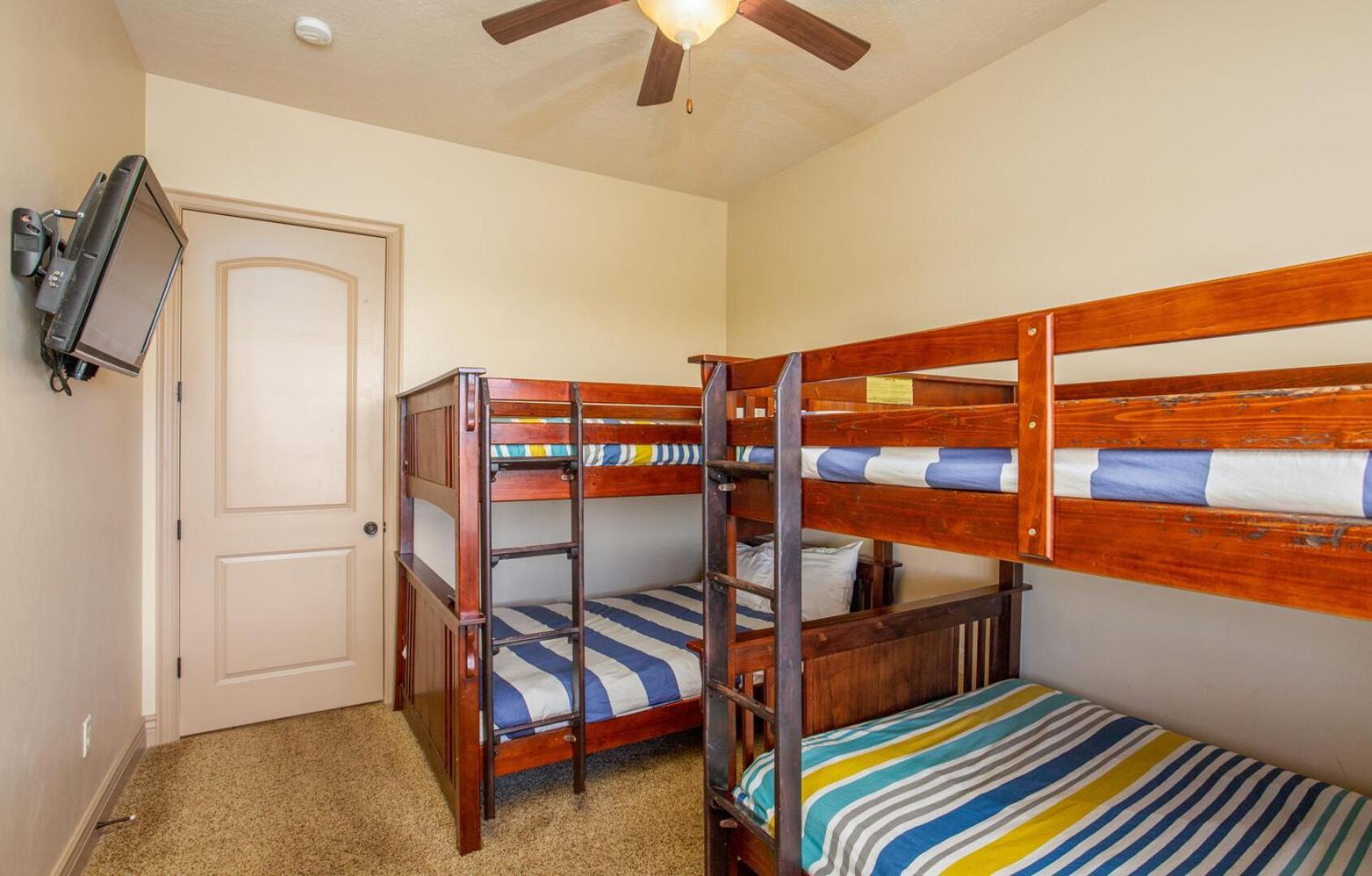 D13-Amazing Red Cliff View-Third Floor 3-bedroom Sunset View photo 12