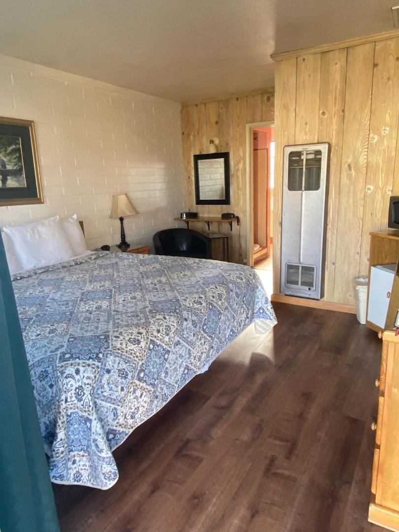Bishop Village Motel photo 19