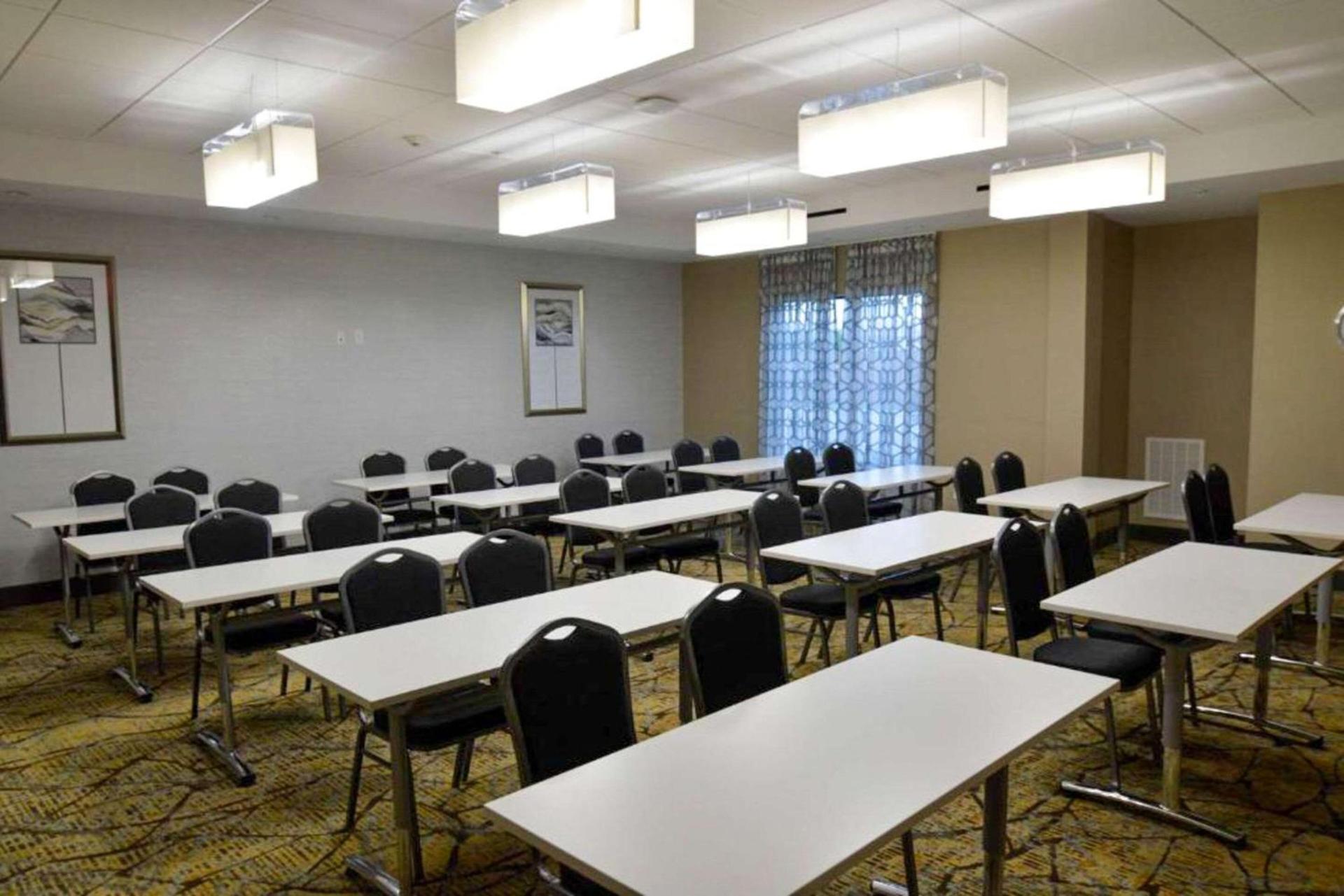 Comfort Inn & Suites Houston I-45 North - IAH photo 17
