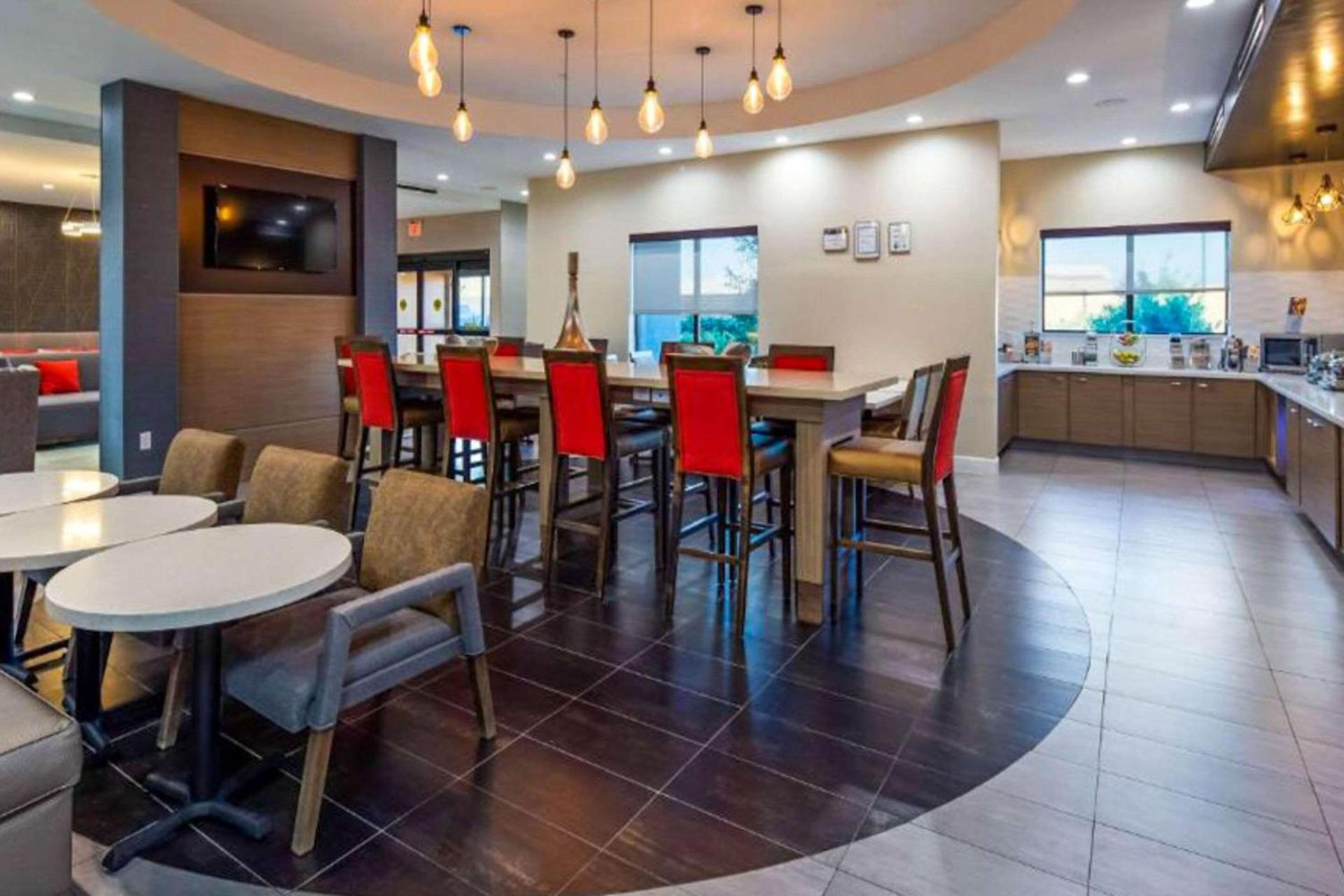 Comfort Inn & Suites Houston I-45 North - IAH photo 18