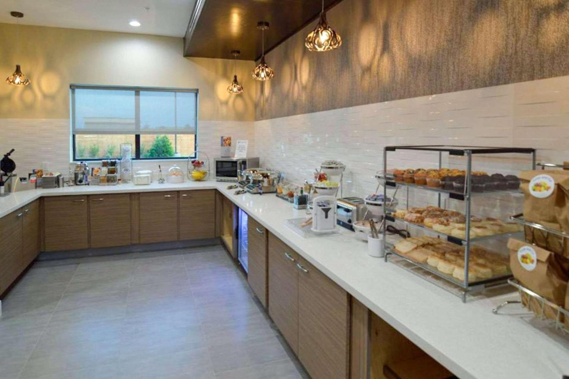 Comfort Inn & Suites Houston I-45 North - IAH photo 22