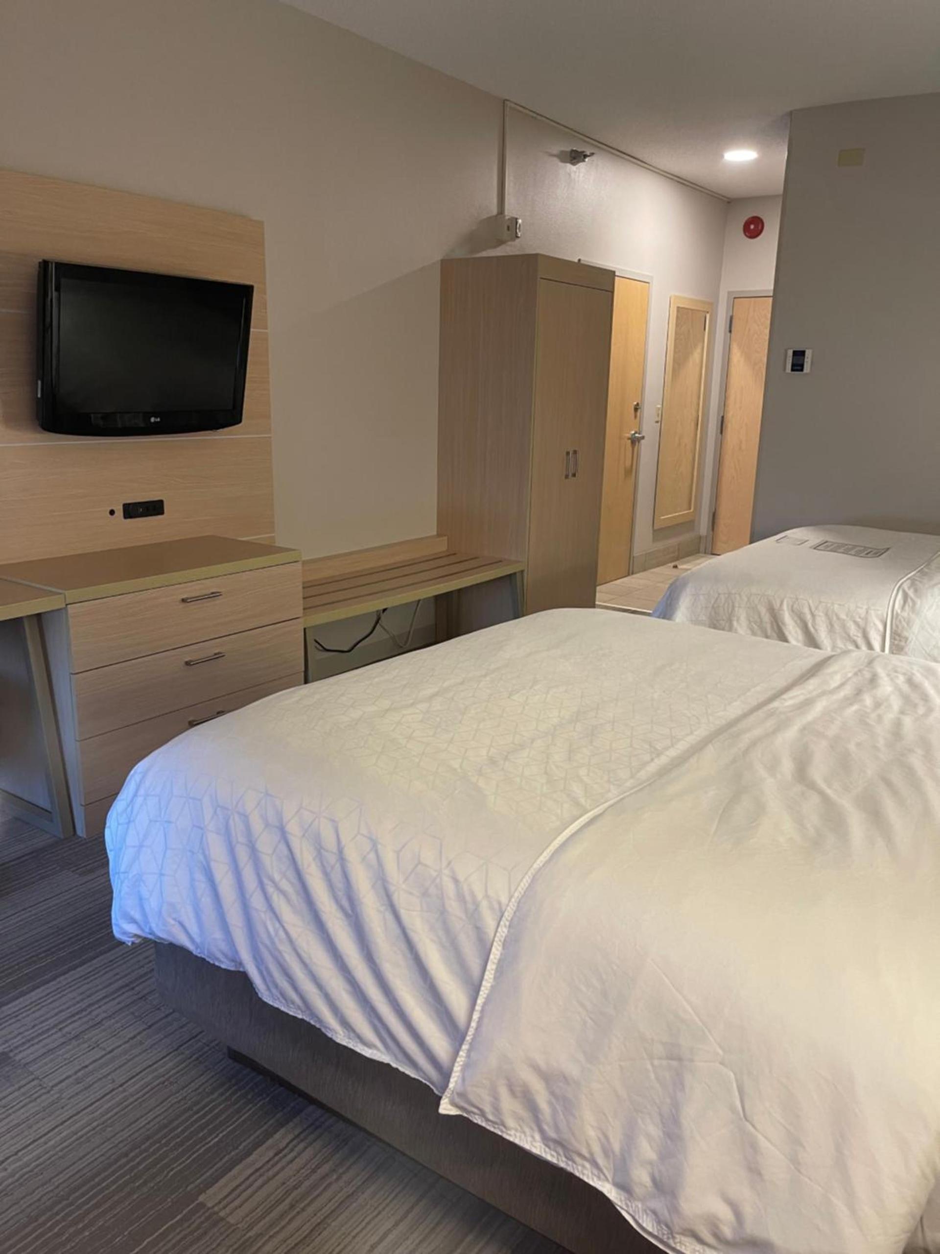 Holiday Inn Express Cedar Rapids - Collins Road by IHG photo 17